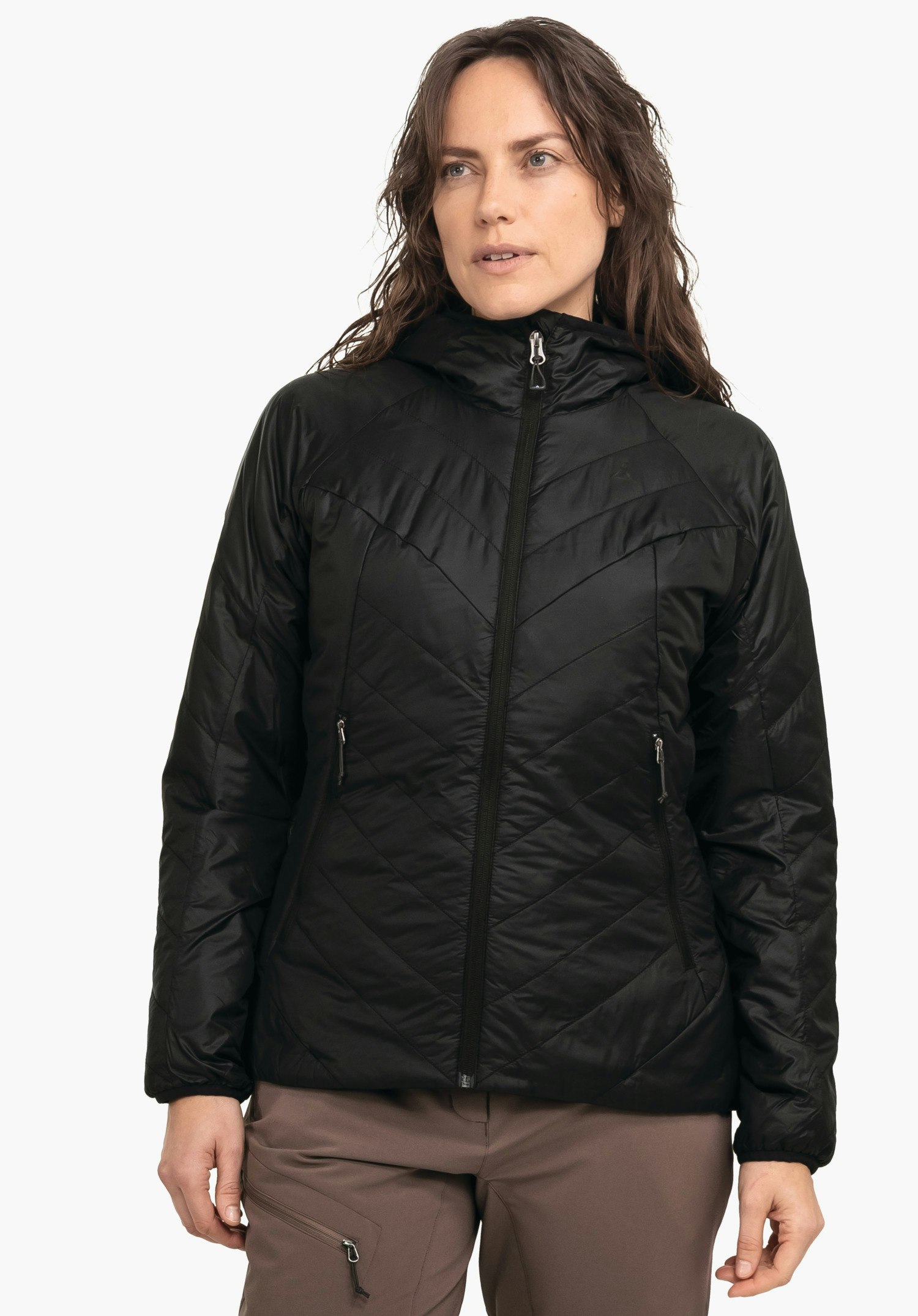 Ins Jacket Style Cascata WMS Veste femme noire portée par une femme; zip fermé, capuche relevée, poches latérales visibles; logo Schöffel sur la poitrine; femme regardant vers la droite, fond clair.
