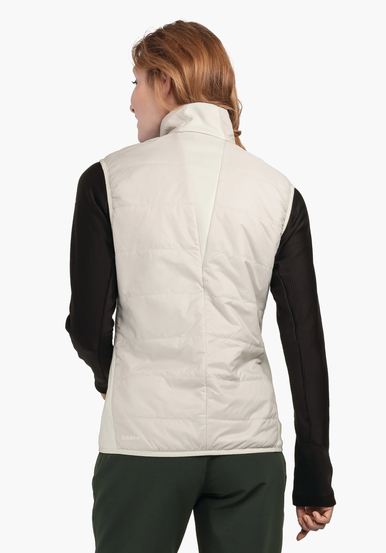 Hybrid Vt Style Cascata WMS lichtwitte gewatteerde bodywarmer, gedragen door een persoon die de rug naar de camera draait; zichtbaar zwart shirt met lange mouwen en donkergroene broek; lichte studioachtergrond. Tekst: "Schöffel".