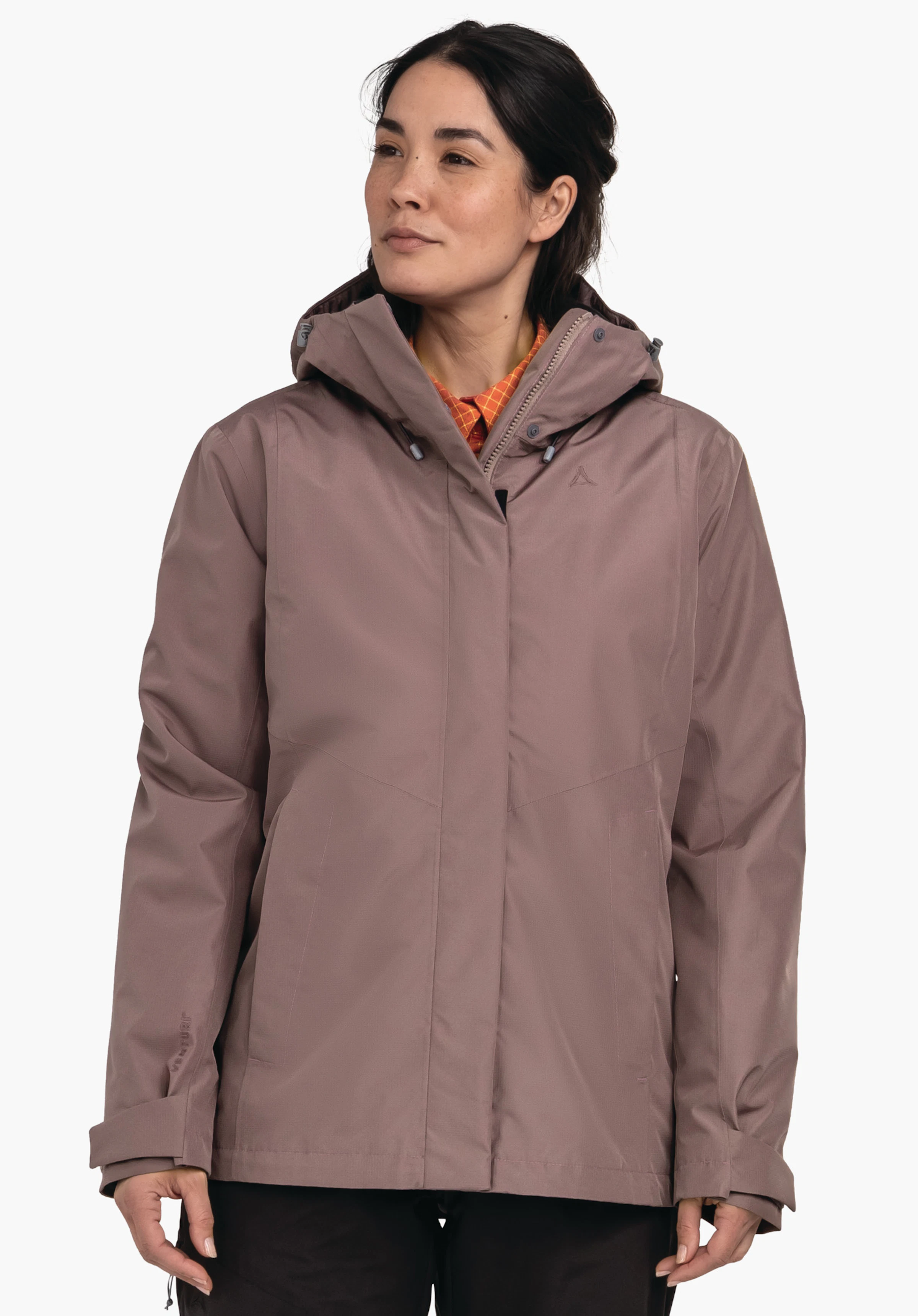 3in1 Jacket Style Okere WMS Dunkel lila Jacke, von einer Frau getragen, blickt leicht zur Seite; Kapuze angelegt, hell orange Hemd darunter sichtbar; vor neutralem Hintergrund, trägt schwarz Hose; Schöffel-Logo auf der Brust.