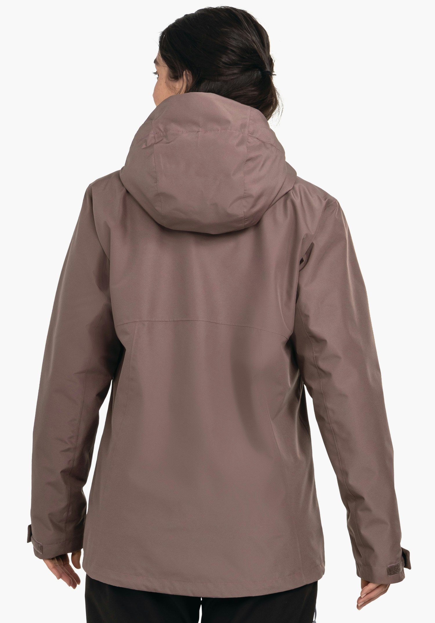 3in1 Jacket Style Okere WMS dunkelviolette Jacke: Person steht mit dem Rücken zur Kamera, Kapuze aufgesetzt; Arme entspannt seitlich, schlichter hellgrauer Hintergrund.