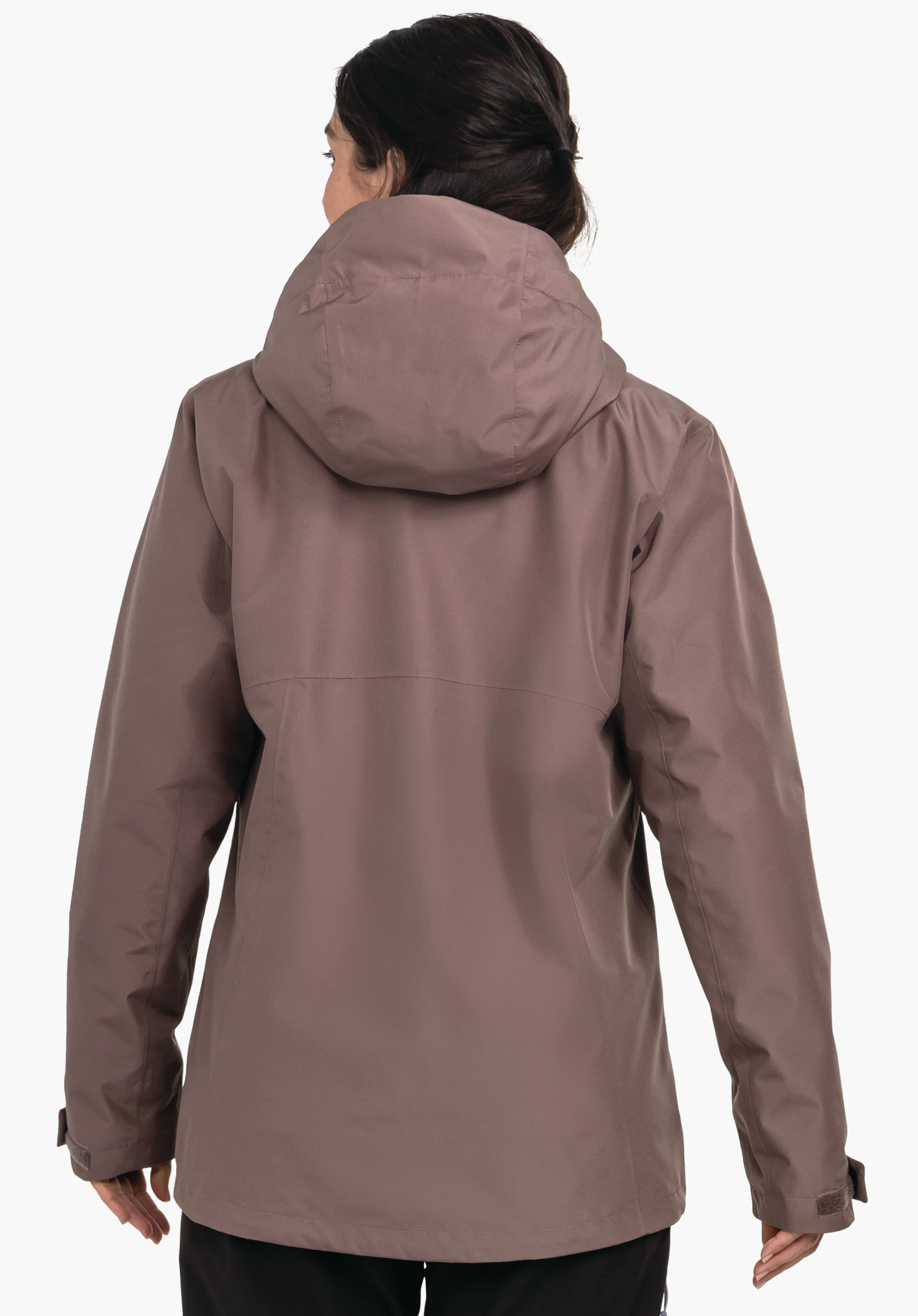 3in1 Jacket Style Okere WMS veste violet foncé; personne debout dos à la caméra, capuche relevée; bras détendus sur les côtés, fond gris clair épuré.