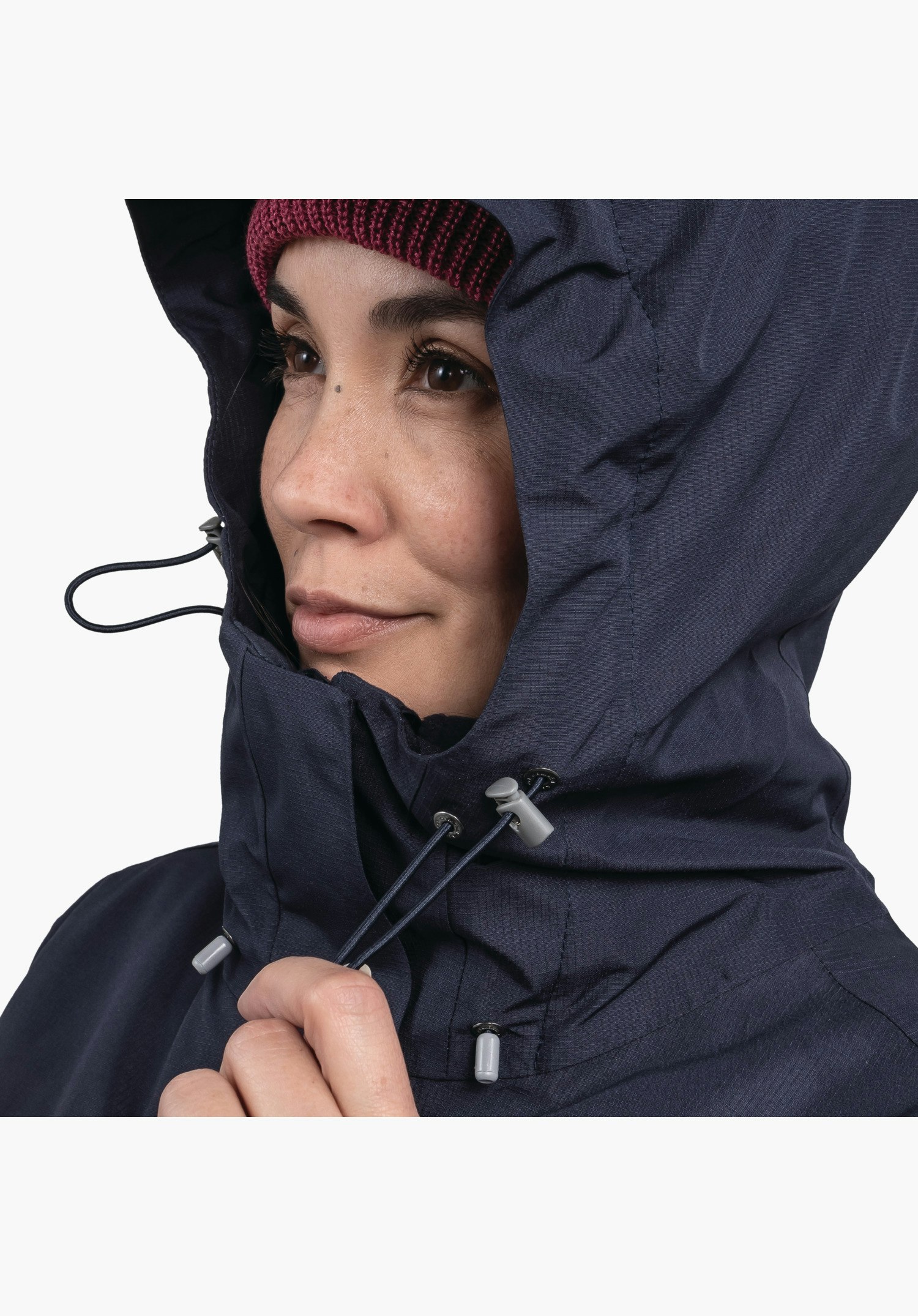 3in1 Jacket Style Okere WMS vue détaillée de la capuche bleue réglable avec système de cordon de serrage et col haut. Gros plan sur fond blanc.