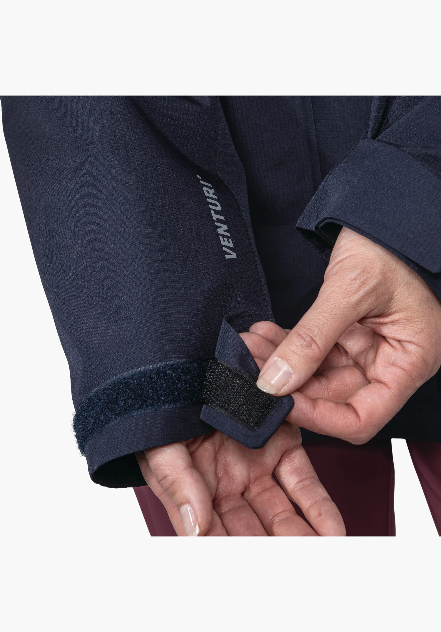 3in1 Jacket Style Okere WMS zeigt das Ärmelbündchen der blauen Jacke mit verstellbarem Klettverschluss und dem grauen Venturi-Schriftzug, Nahaufnahme vor weißem/neutralem Hintergrund.