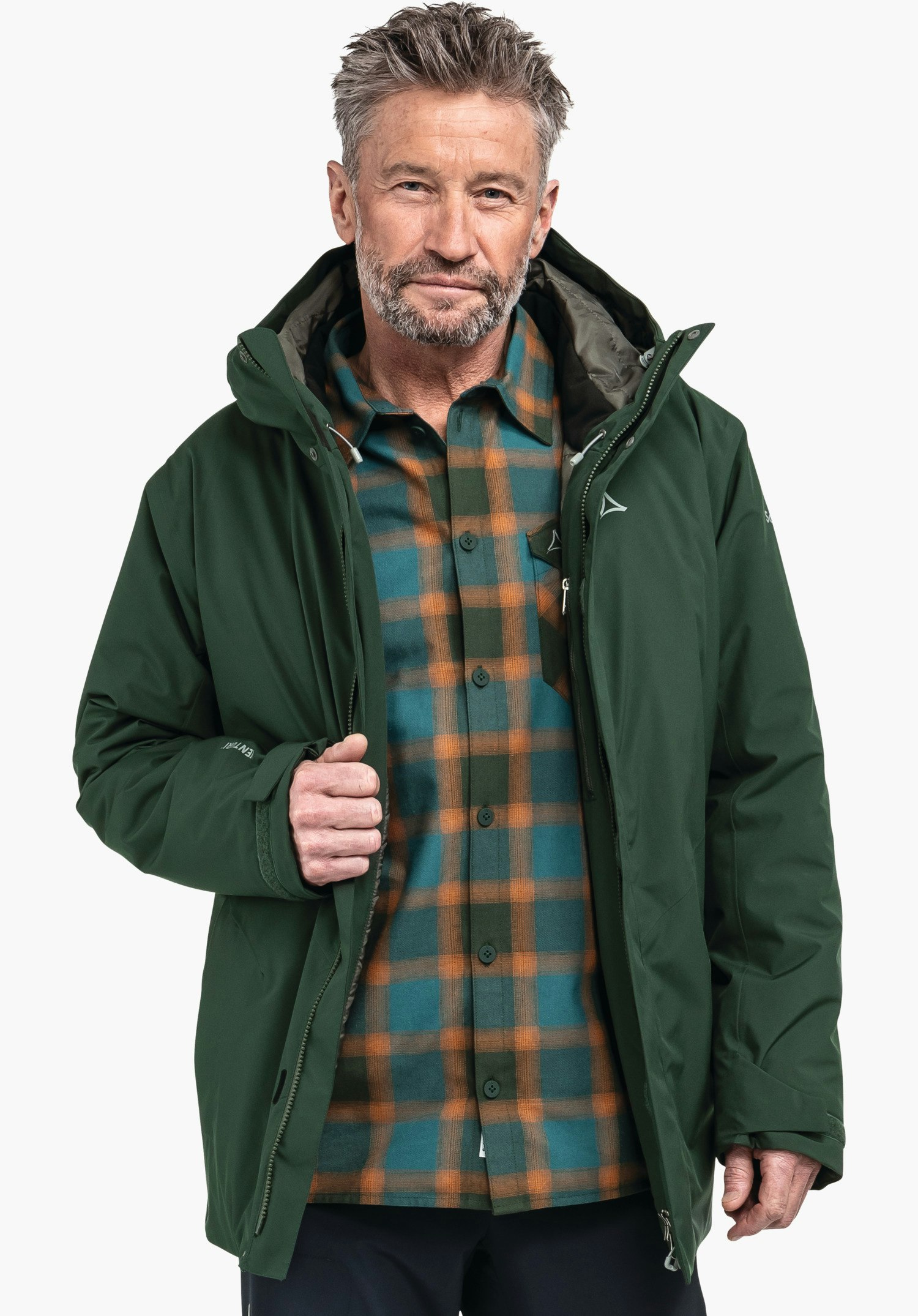 Parka Style Froda MNS, Detailansicht des grünen Materials und des Schöffel-Logos auf der Brust. Nahaufnahme vor weißem Hintergrund.