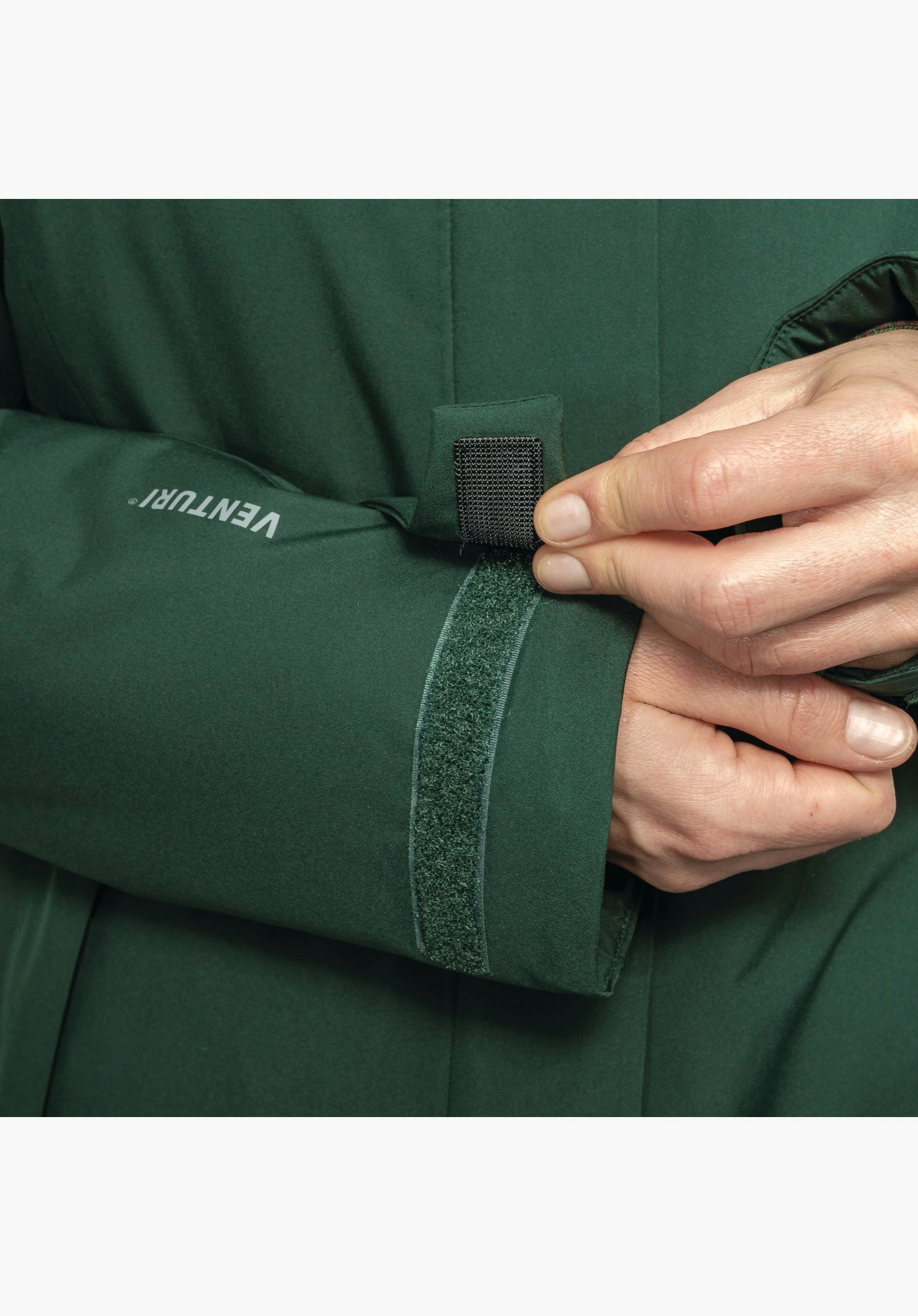 Parka Style Froda WMS poignet réglable avec bande velcro et inscription Venturi sur le tissu vert, gros plan sur fond blanc.