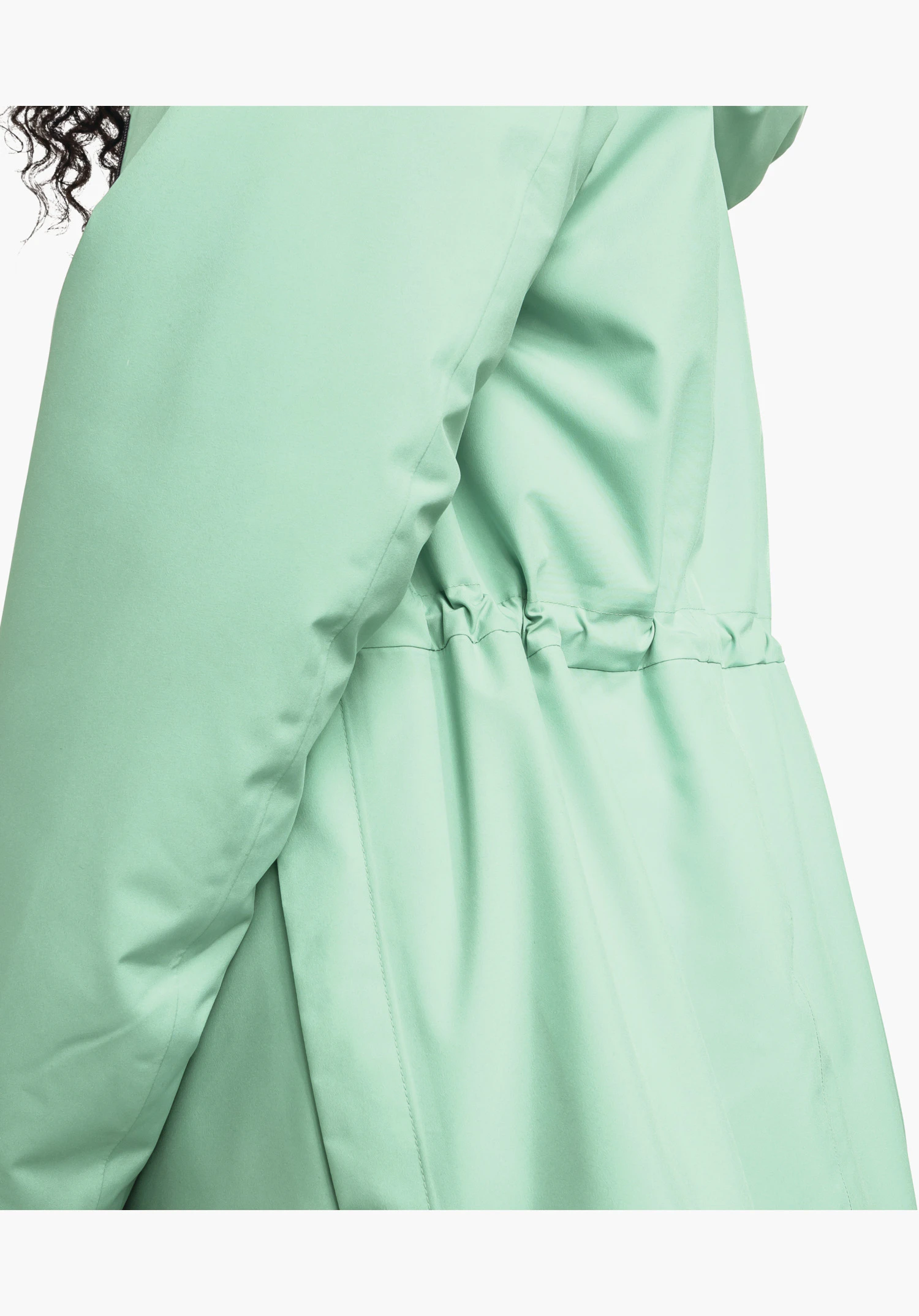Parka Style Froda WMS montrant le cordon de serrage élastique à la taille qui fronce le tissu vert, gros plan sur fond blanc.