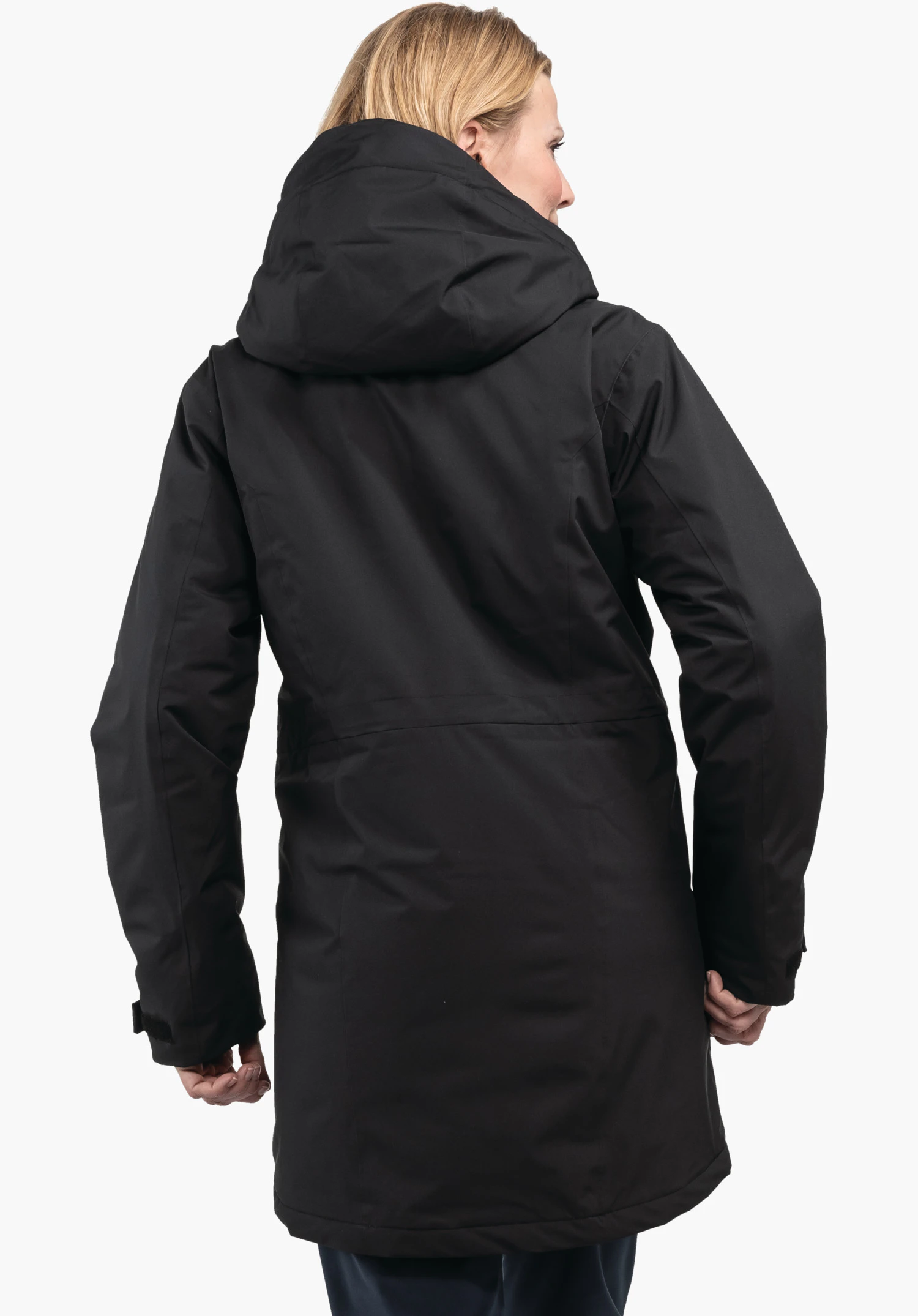 Parka Style Froda WMS in schwarz, getragen von einem weiblichen Model in Rückenansicht mit aufgesetzter Kapuze vor weißem Hintergrund. (KI-generiert)