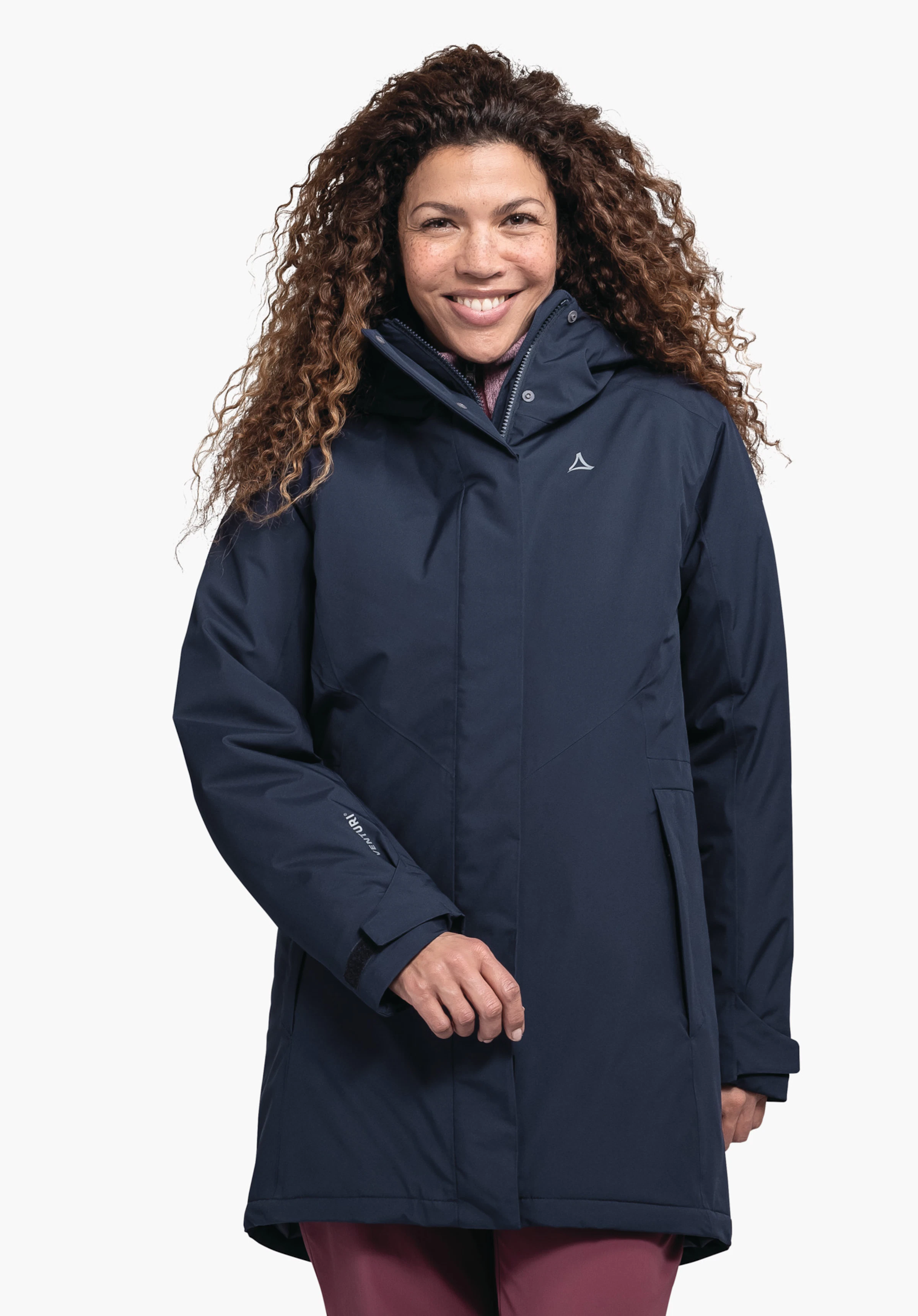 Parka Style Froda WMS Dunkelblauer Parka mit Kapuze und Schöffel-Logo, getragen von einer lächelnden Person, steht frontal vor weißem Hintergrund.