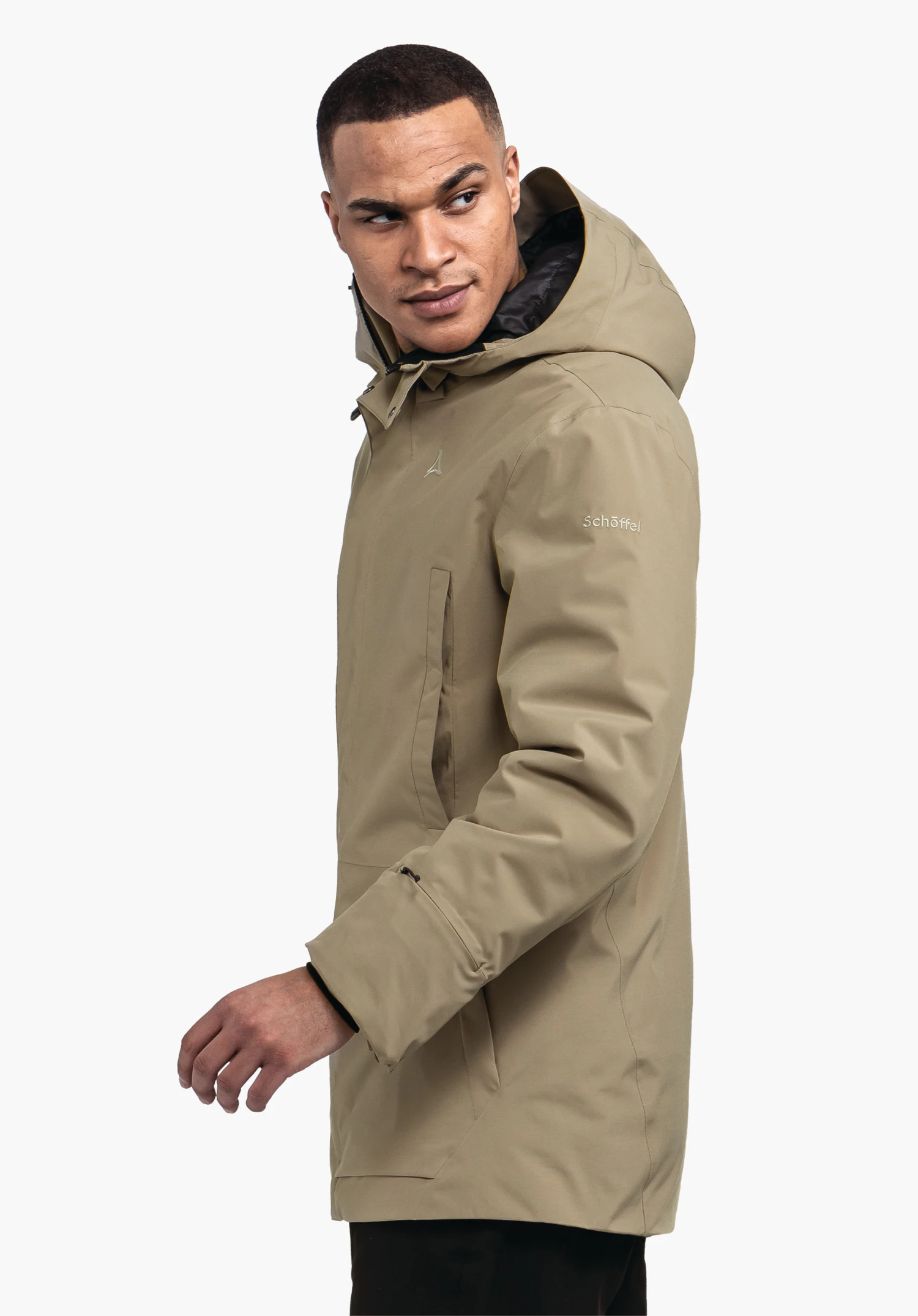 Ins Parka Style Crivat MNS hell grüne Jacke mit Kapuze, getragen von einem Mann, der nach rechts blickt; Schöffel-Logo auf der Brust, Schriftzug "Schöffel" auf dem Ärmel; weißer Hintergrund.