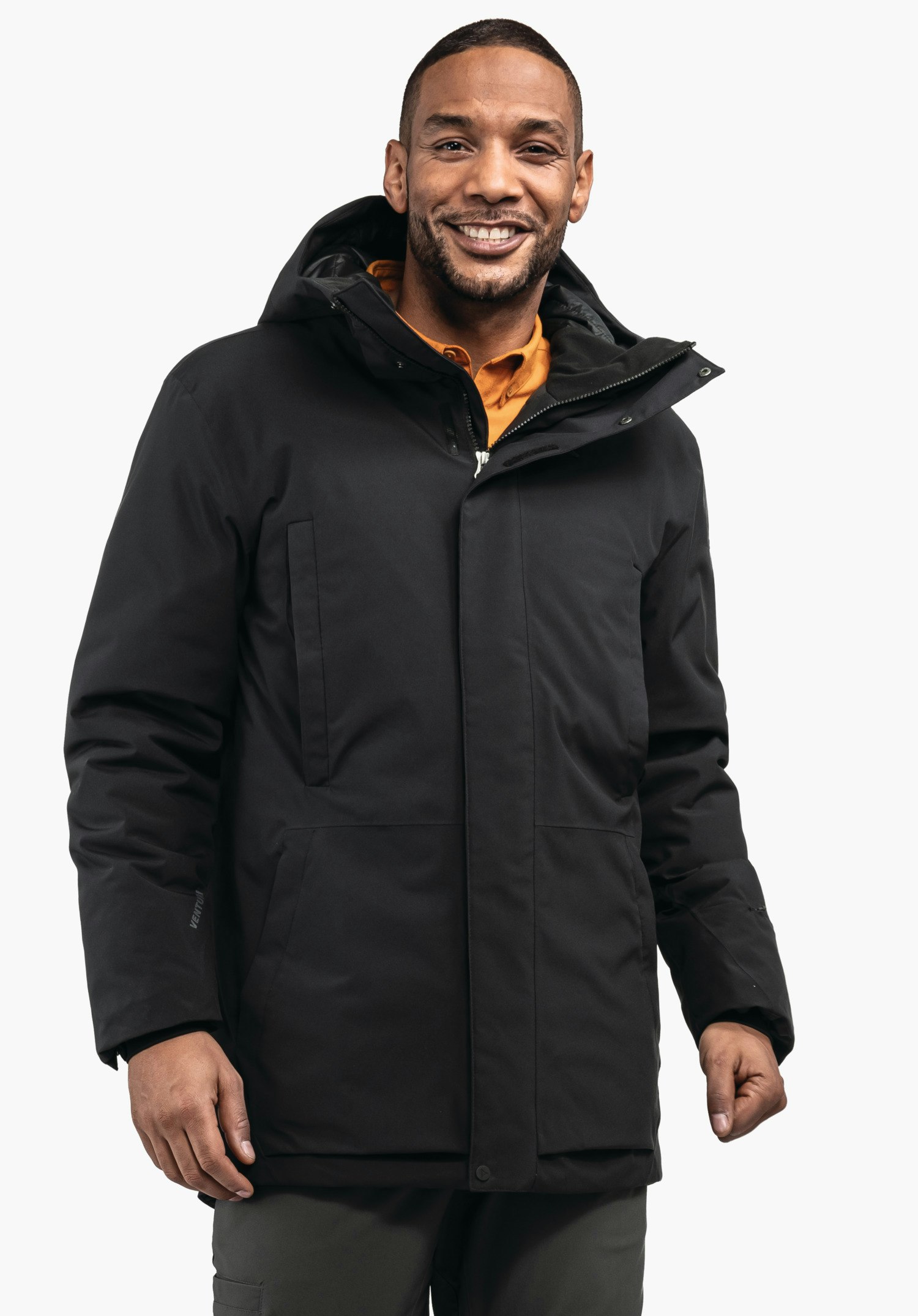 Ins Parka Style Crivat MNS Schwarze Winterjacke an lächelndem Mann; steht frontal, lächelt, Hände seitlich, Kapuze auf; Kontext: weißer Hintergrund. Text auf Ärmel: "VENTURI".