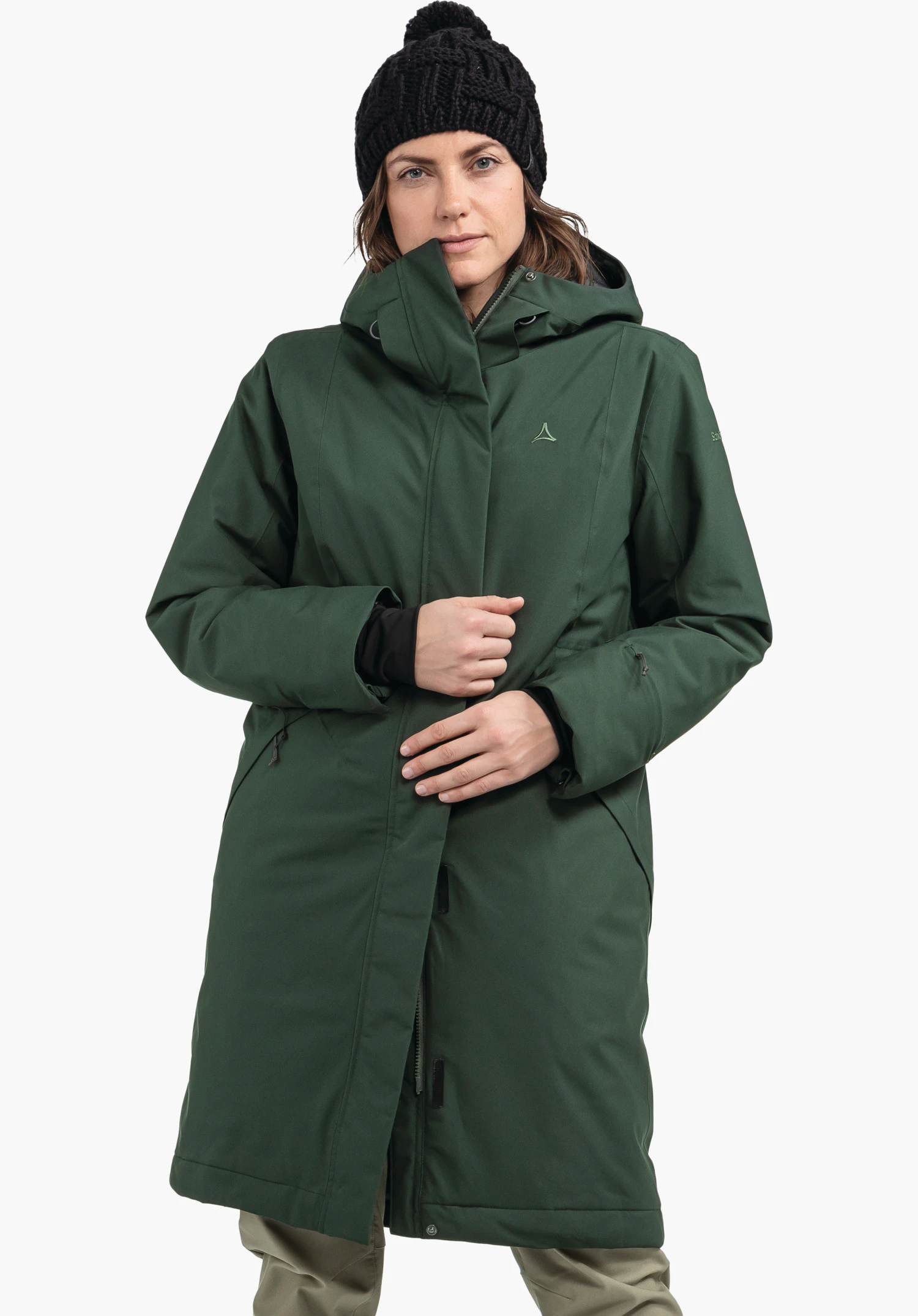 Ins Coat Style Gregale WMS in Grün mit Fokus auf das gestickte Schöffel-Logo auf der Brust und den hohen Kragen Nahaufnahme vor weißem Hintergrund.