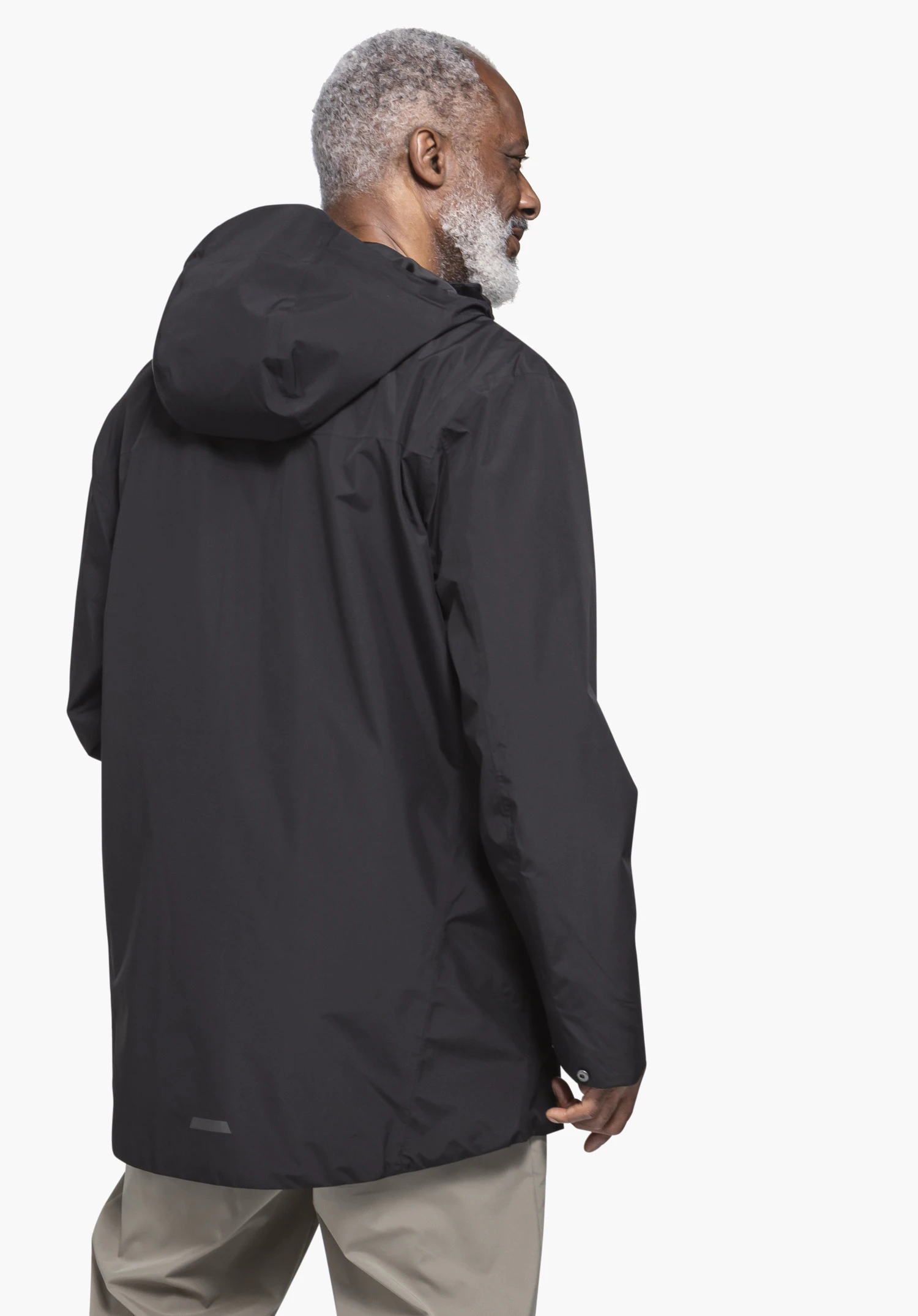 Parka Style Bohorok MNS en vue de dos sur un mannequin devant un fond neutre, montrant la coupe et la capuche en noir.