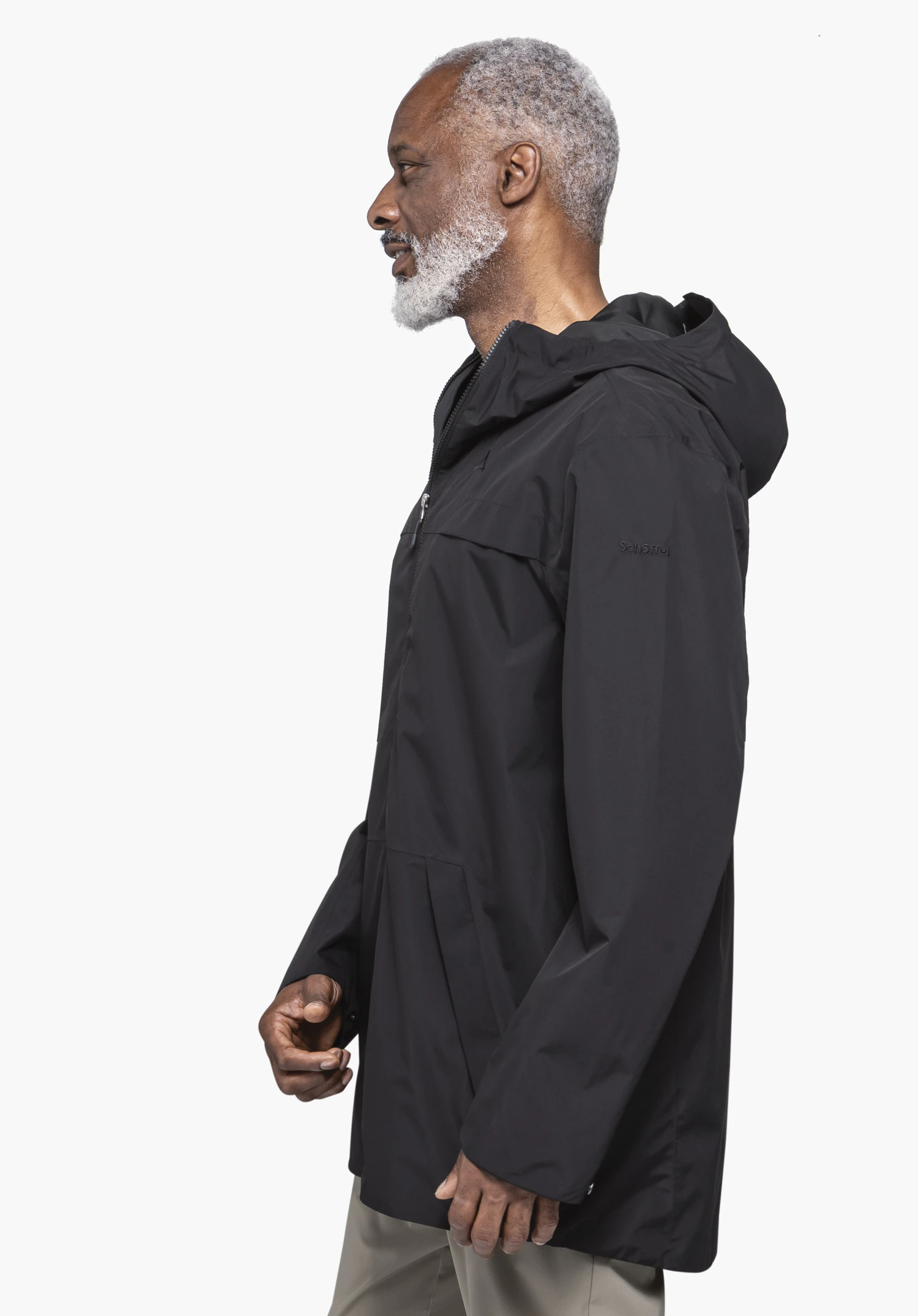 Parka Style Bohorok MNS. Un mannequin se tient de profil et présente la parka noire, avec le logo Schöffel visible sur la manche gauche, photographié sur un fond neutre.
