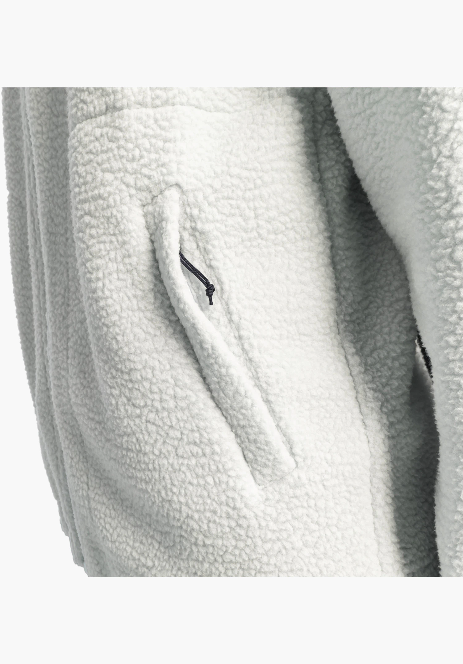 CIRC Fleece Jk Style Purga MNS shows the textured fleece fabric in natural alongside the subtly concealed side pocket featuring a dark, knotted zip puller. Close-up against a white/neutral background.
