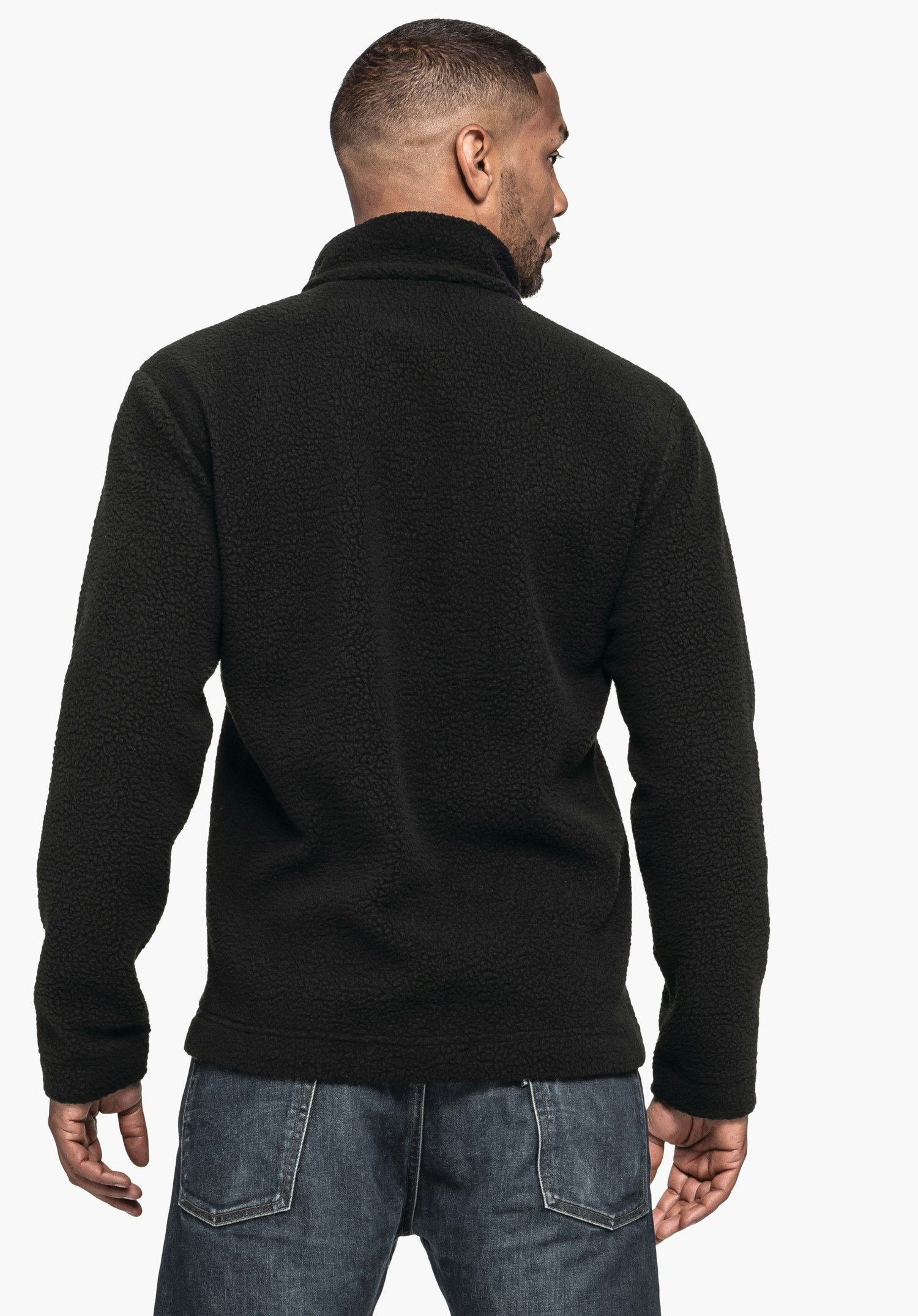 CIRC Fleece Jk Style Purga MNS in Schwarz. Man sieht ein Model in der Rückenansicht, das die strukturierte Fleecejacke trägt, vor einem neutralen Hintergrund.