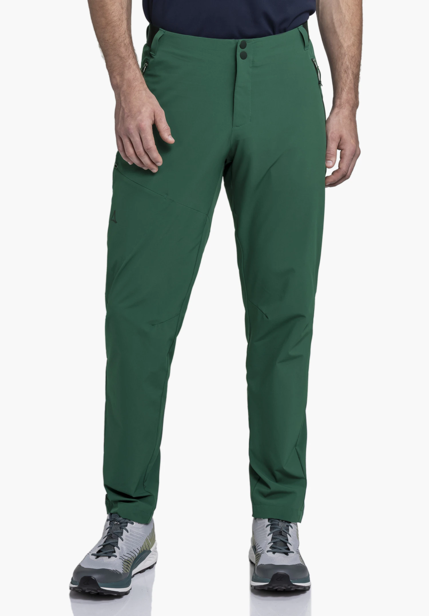 Pants Style Blaustein MNS en vert : Un modèle porte le pantalon en vue de face devant un fond neutre. La coupe ajustée est mise en valeur et le logo Schöffel est discrètement visible sur la jambe droite.