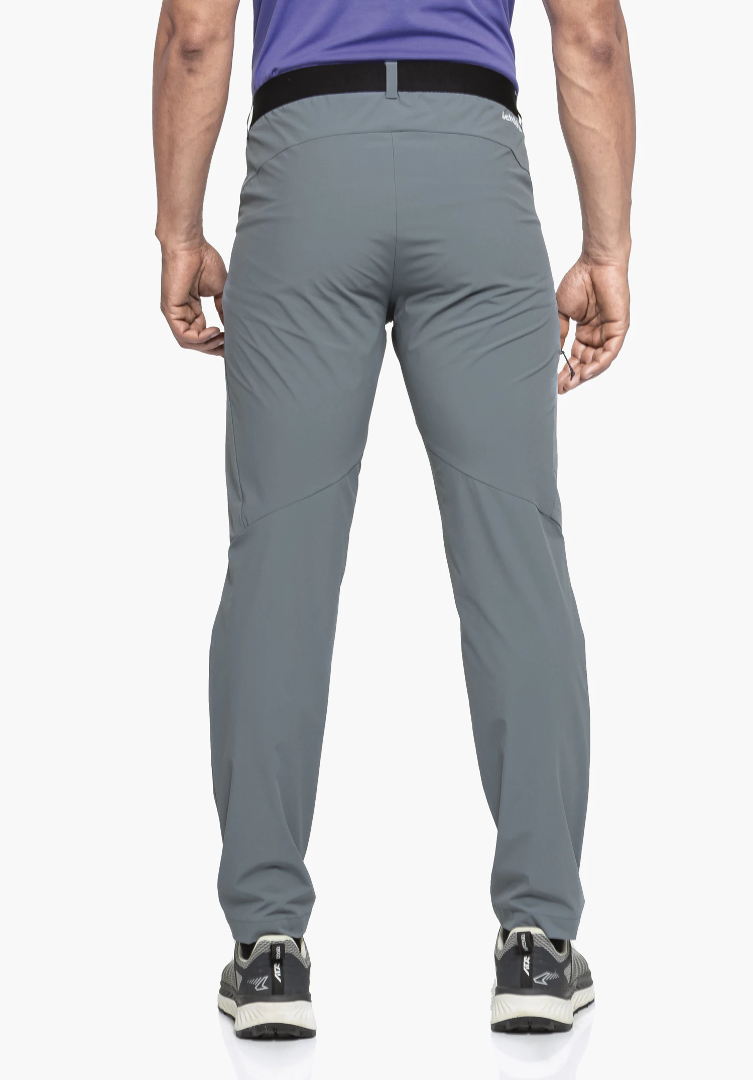 Pants Style Blaustein MNS in Grau in der Rückenansicht an einem Model. Das Schöffel-Logo ist hinten rechts unter dem Bund sichtbar, präsentiert vor einem neutralen Hintergrund.