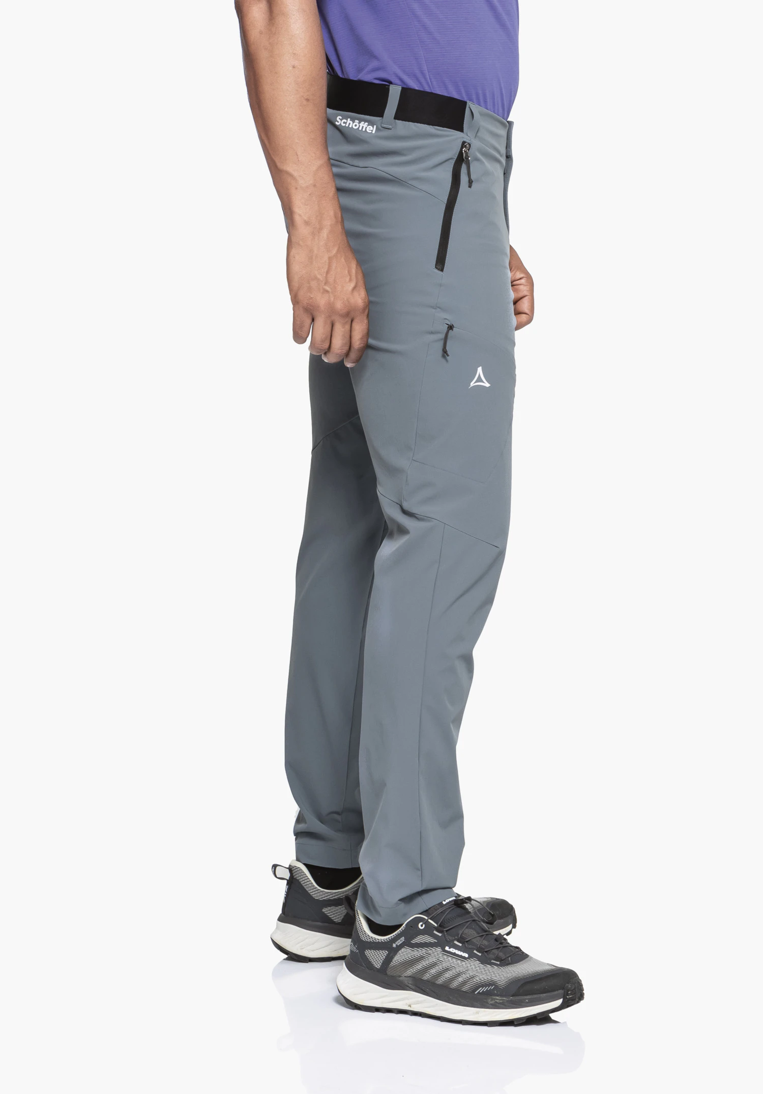 Pants Style Blaustein MNS präsentiert an einem Model, das seitlich steht und die graue Hose mit sichtbarem Schöffel-Logo trägt, aufgenommen vor einem neutralen Hintergrund.