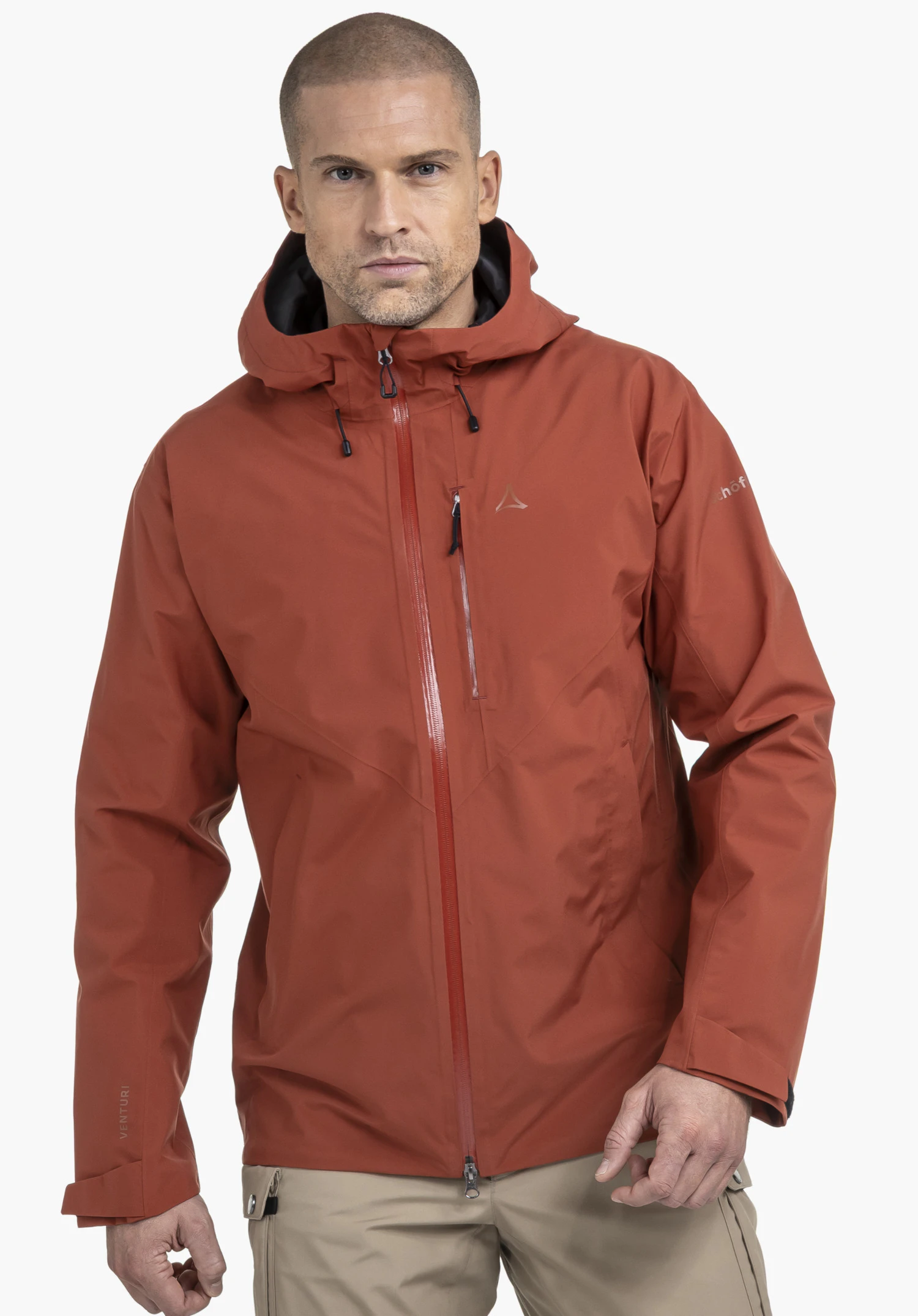 Jacket Style Mauku MNS. Een mannelijk model draagt de jas in de kleur rood en staat frontaal naar de camera. Het Schöffel-logo is zichtbaar op de linkerborst en de linkermouw, gefotografeerd tegen een neutrale achtergrond.