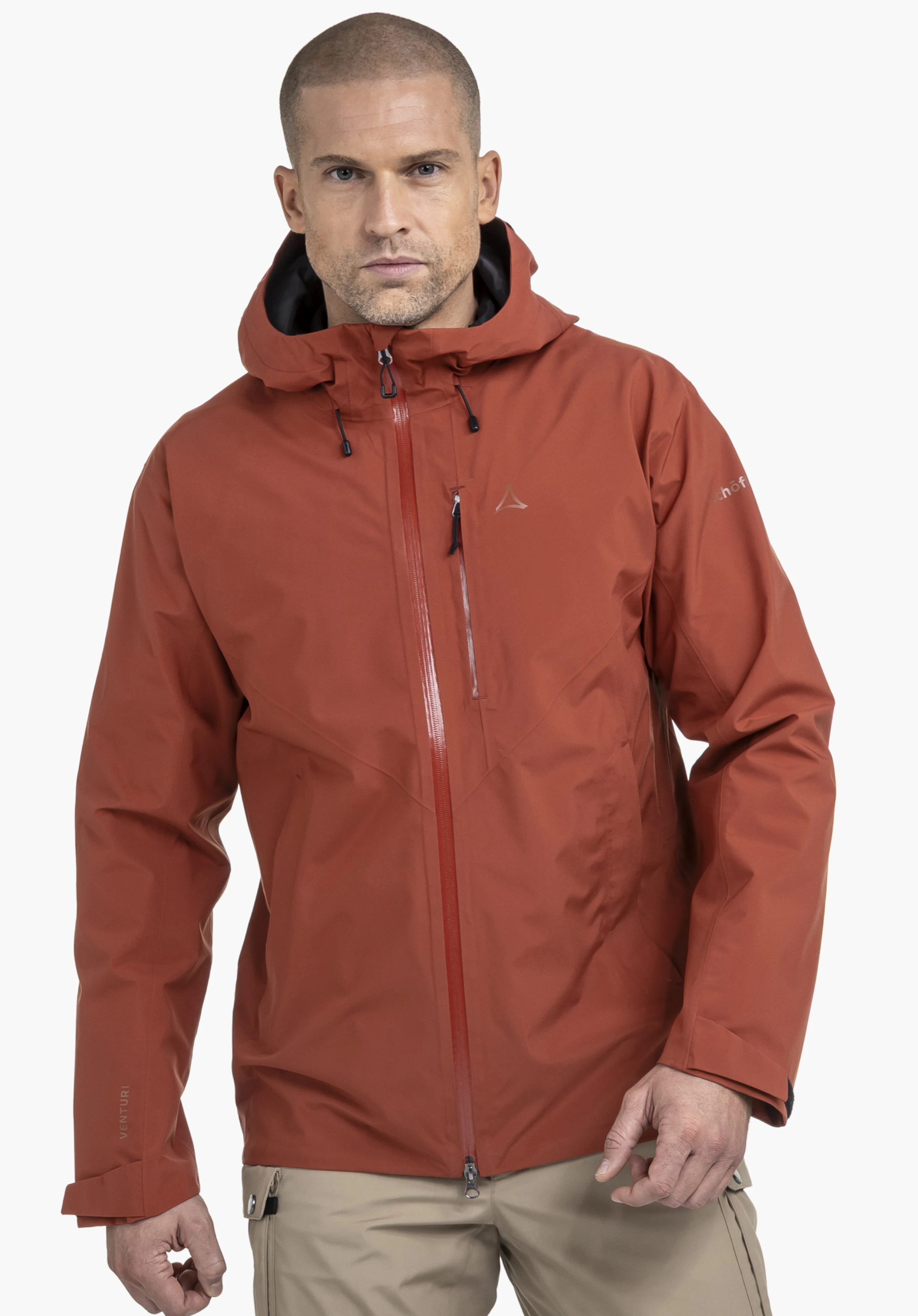 Jacket Style Mauku MNS. Een mannelijk model draagt de jas in de kleur rood en staat frontaal naar de camera. Het Schöffel-logo is zichtbaar op de linkerborst en de linkermouw, gefotografeerd tegen een neutrale achtergrond.