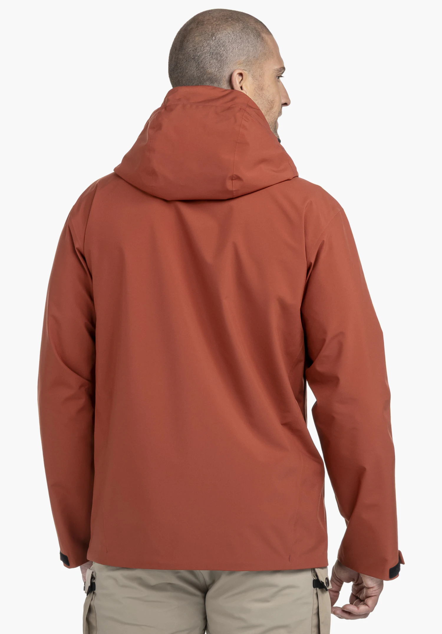 Jacket Style Mauku MNS in het rood, rugaanzicht op een model tegen een neutrale achtergrond.