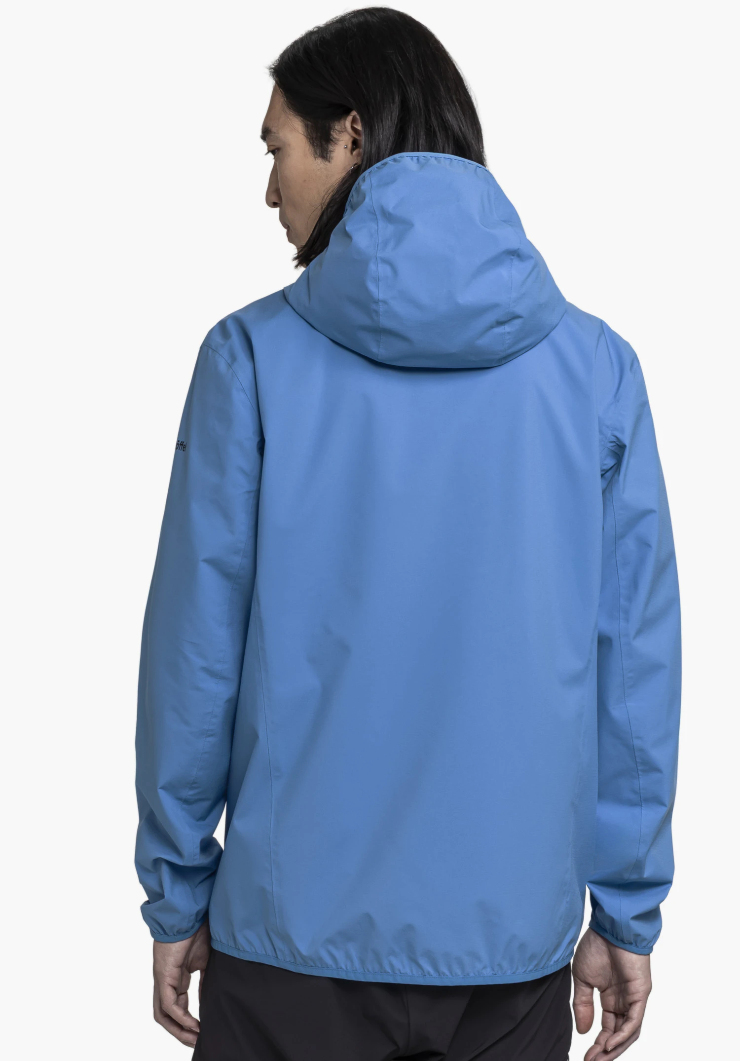 Jacket Style Migandi MNS in der Farbe Blau in der Rückenansicht an einem Model vor neutralem Hintergrund mit sichtbarem Schöffel-Logo am Ärmel.