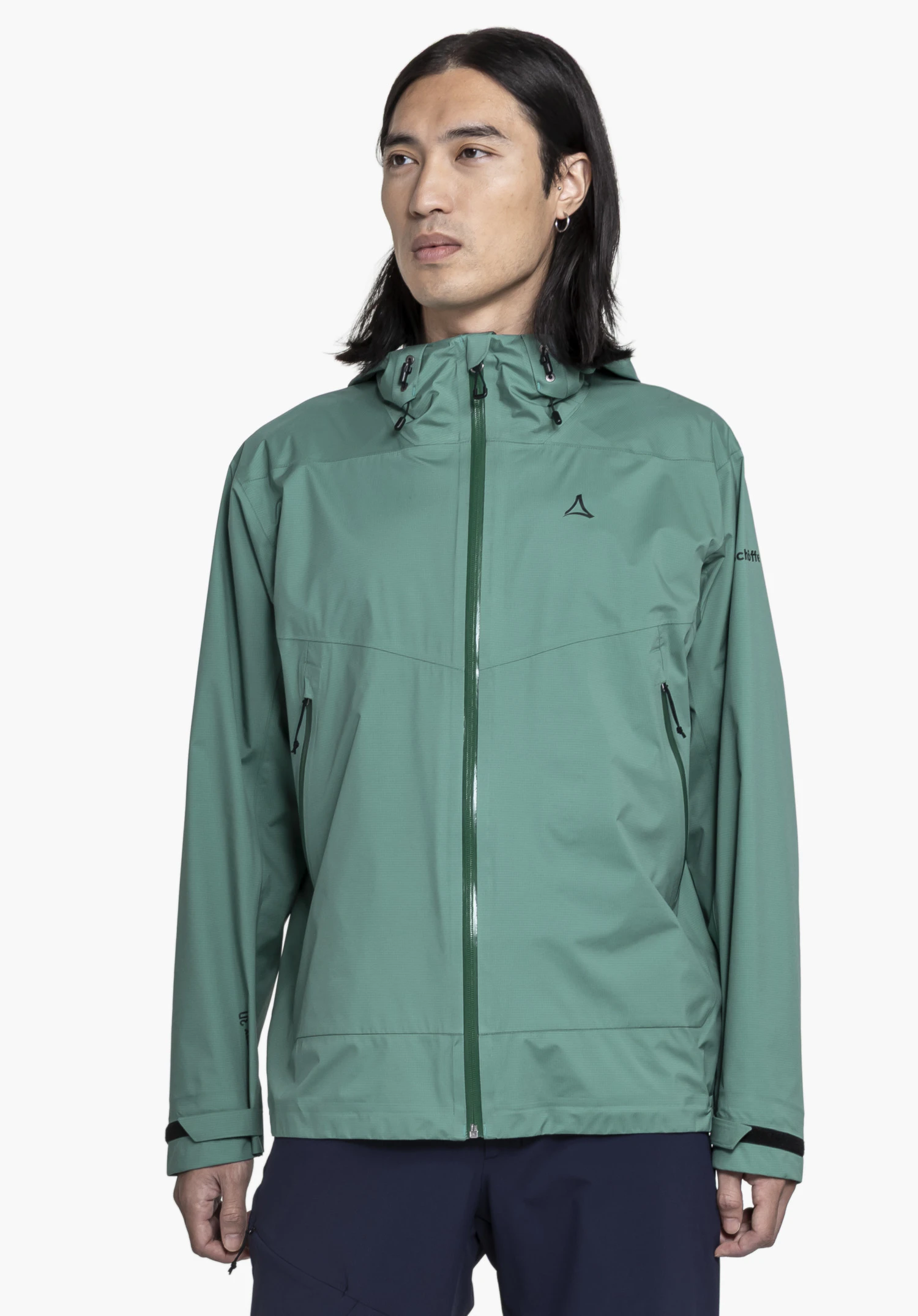2.5L 3D Jacket Vistdal M portée par un modèle se tenant de face. La veste en vert présente le logo Schöffel sur la poitrine gauche, photographiée sur un fond neutre.