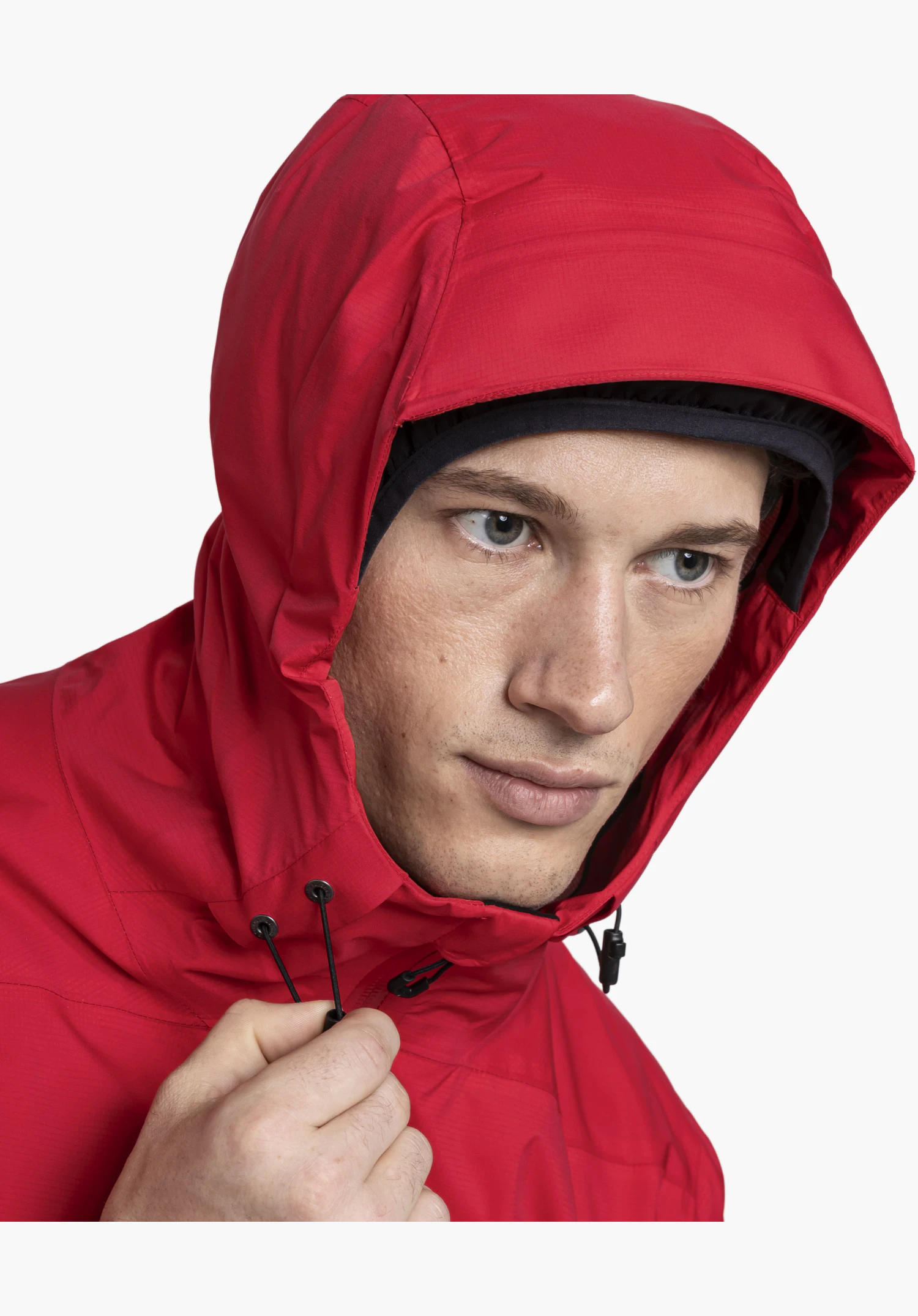 2.5L 3D Jacket Vistdal M, détail des cordons de serrage noirs au col de la capuche rouge, gros plan sur fond blanc/neutre.