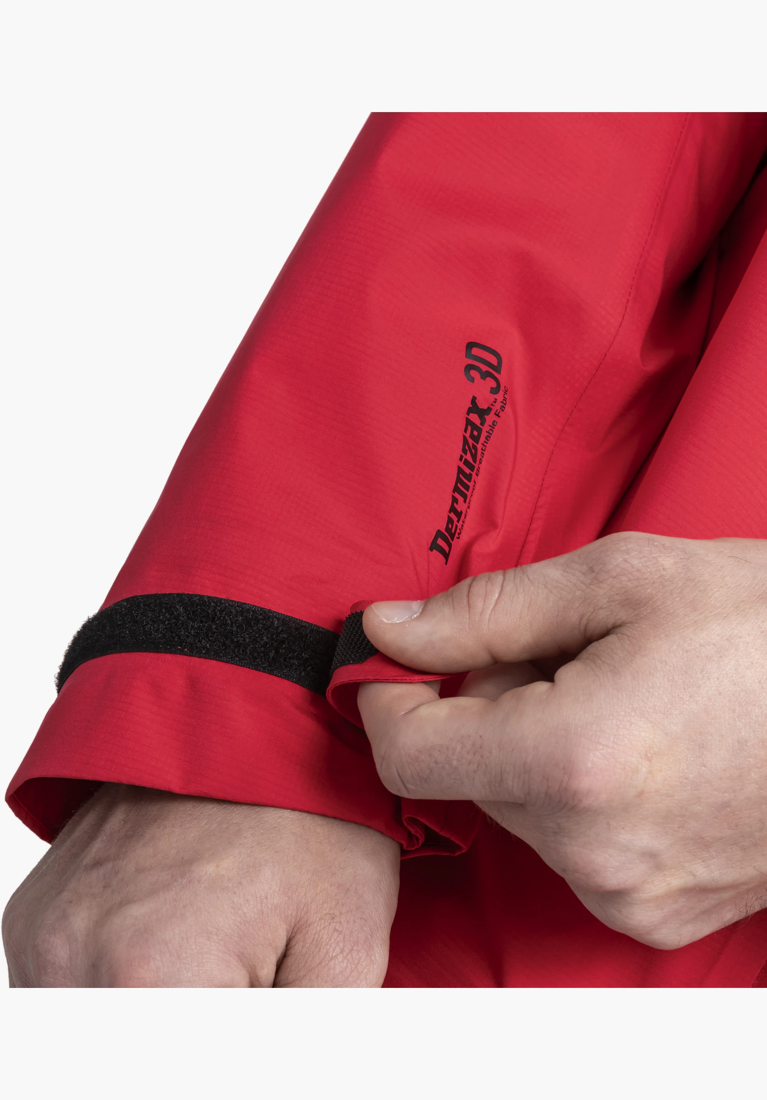 2.5L 3D Jacket Vistdal M, poignet de manche rouge avec une fermeture autoagrippante noire ajustée par des mains, ainsi qu'une impression 'Dermizax 3D' visible, gros plan sur fond blanc/neutre.