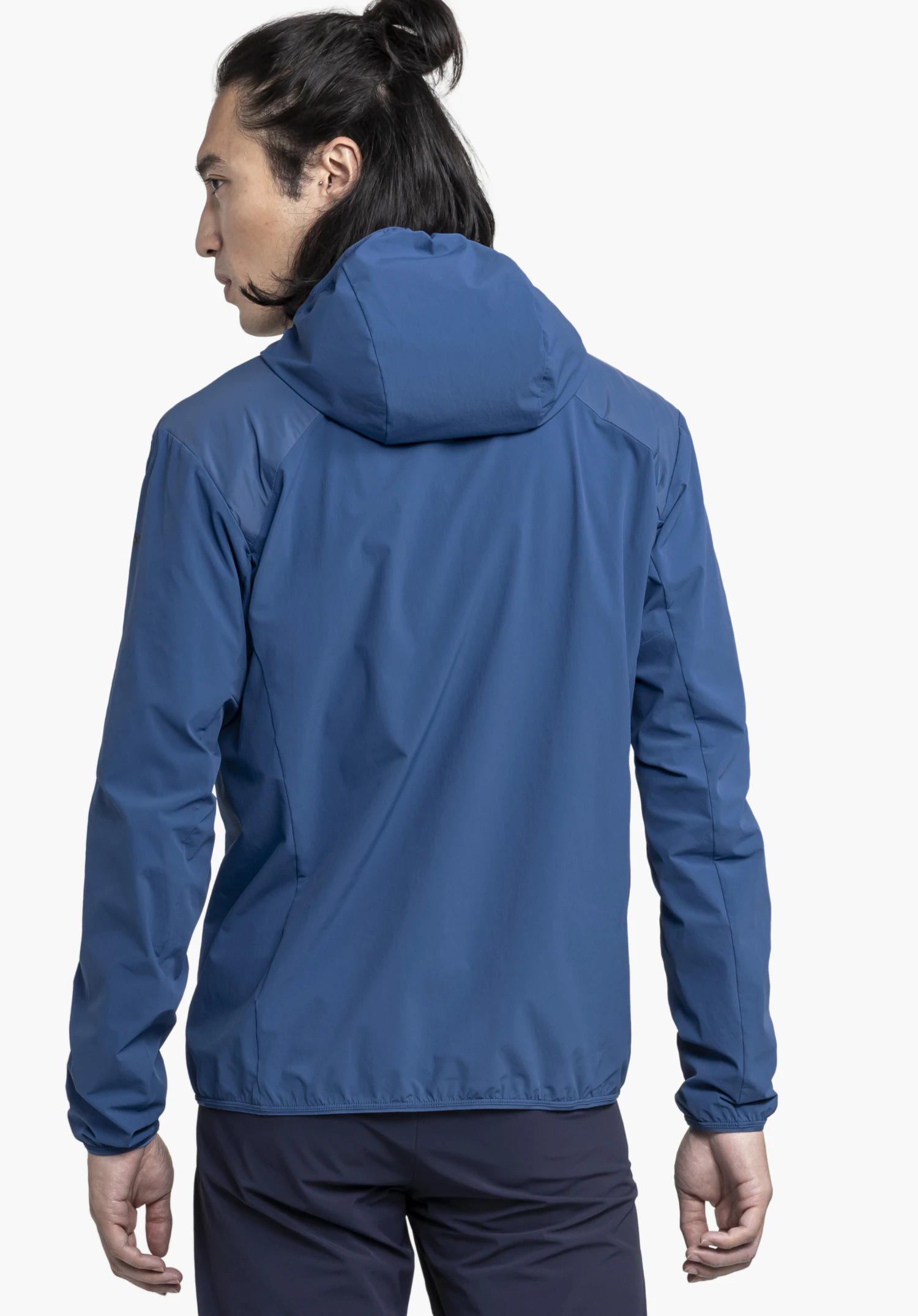 Hybrid Jk Style Blaueis MNS. Een model presenteert de blauwe jas in achteraanzicht met het hoofd licht opzij gedraaid, en staat voor een neutrale achtergrond.