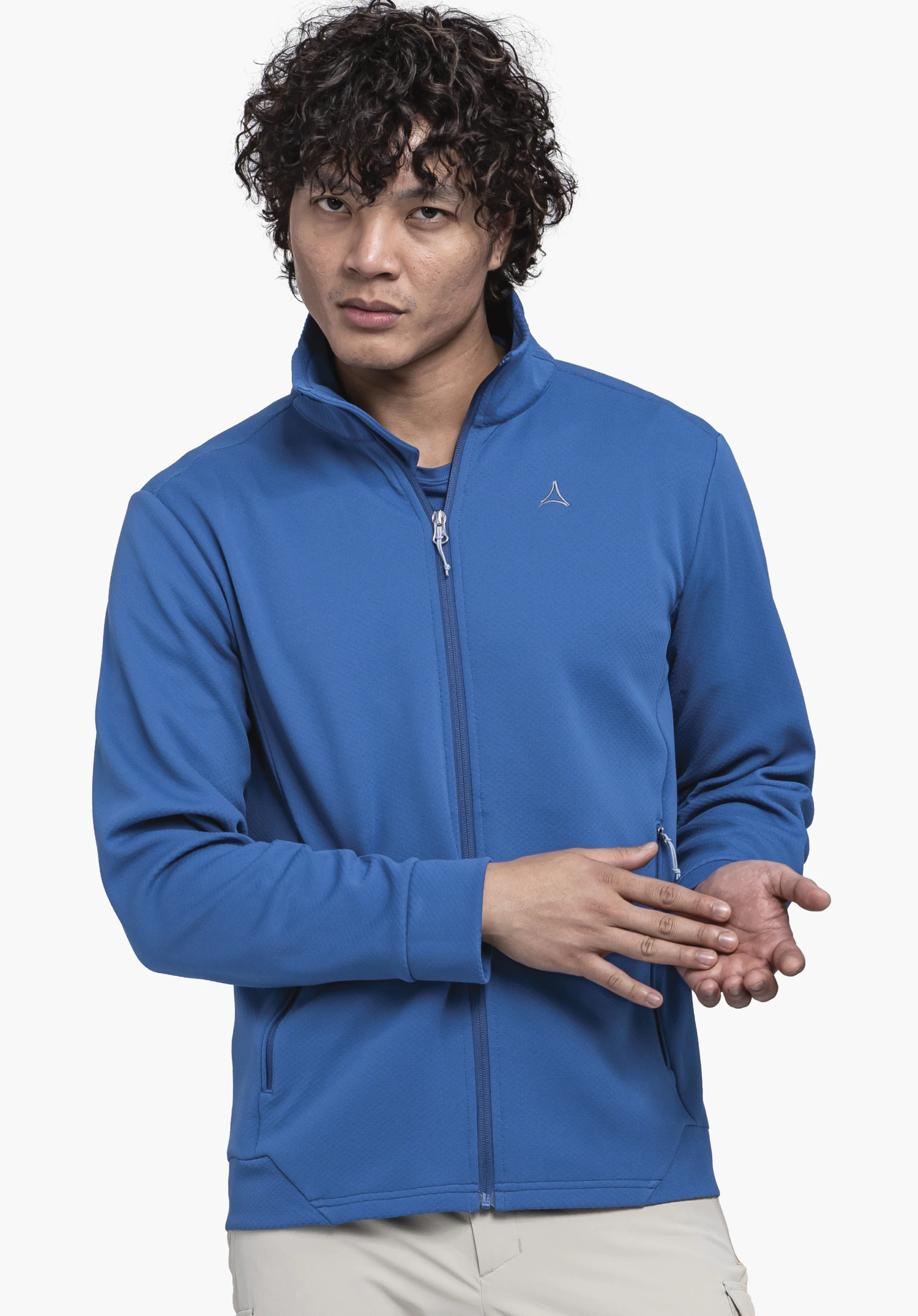 Fleece Jk Style Uriezzo MNS : Un mannequin se tient de face et présente la veste en bleu avec le logo Schöffel visible sur la poitrine gauche, les mains tenues de manière détendue devant le corps, sur un fond neutre.