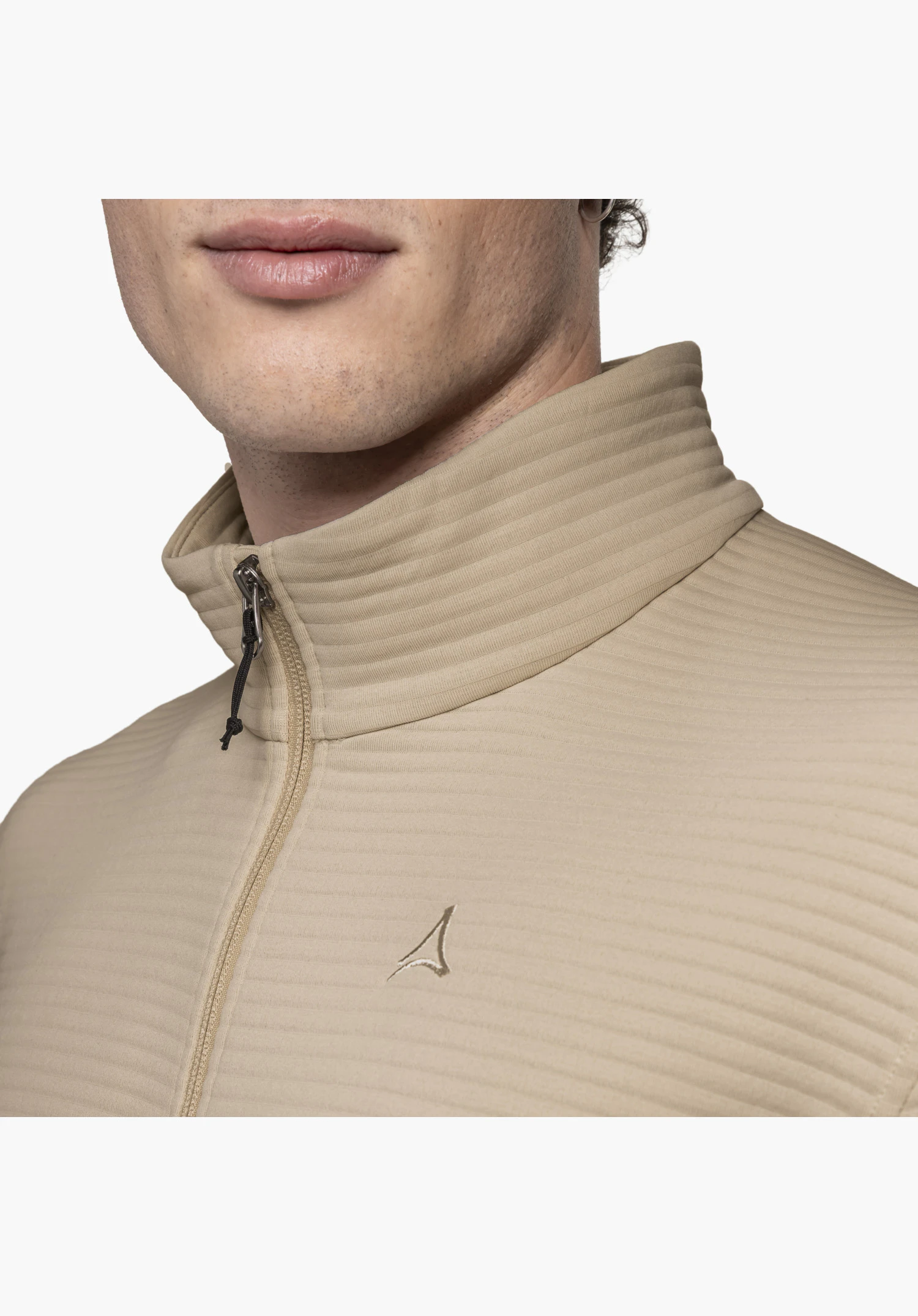 CIRC Fleece Jk Style Smue MNS montre la texture nervurée du tissu en beige, la fermeture éclair du col avec un cordon noir et le logo Schöffel brodé sur la poitrine, porté par un mannequin, gros plan sur fond blanc/neutre.