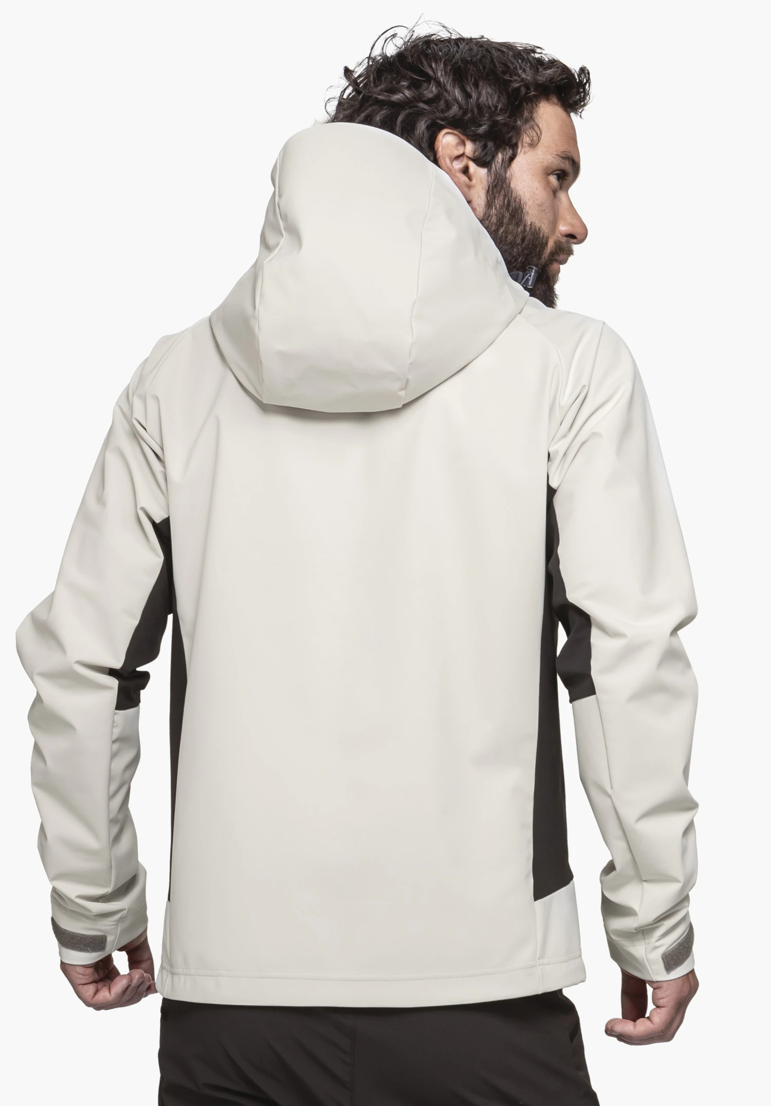 Softshell Jk Style Blaueis MNS in the colour natur is shown from a rear view worn by a model against a neutral background.