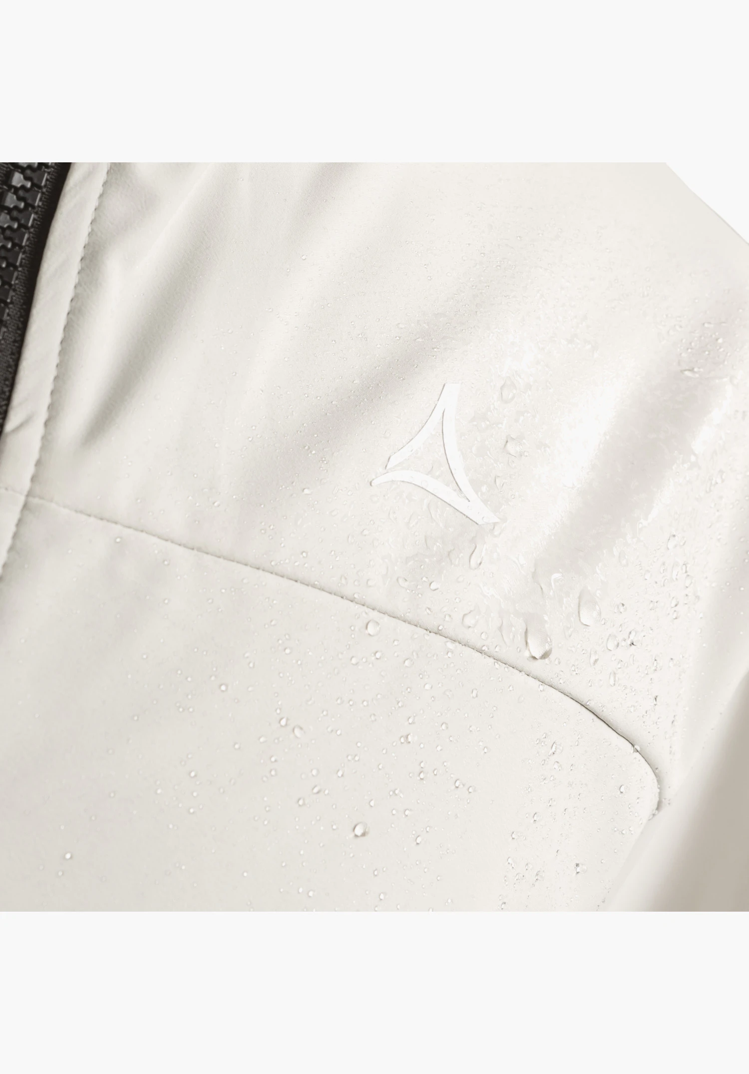 Softshell Jk Style Blaueis MNS, detail shot of the water-repellent fabric in the colour natural with beading water droplets and the Schöffel logo, close-up against a white/neutral background.