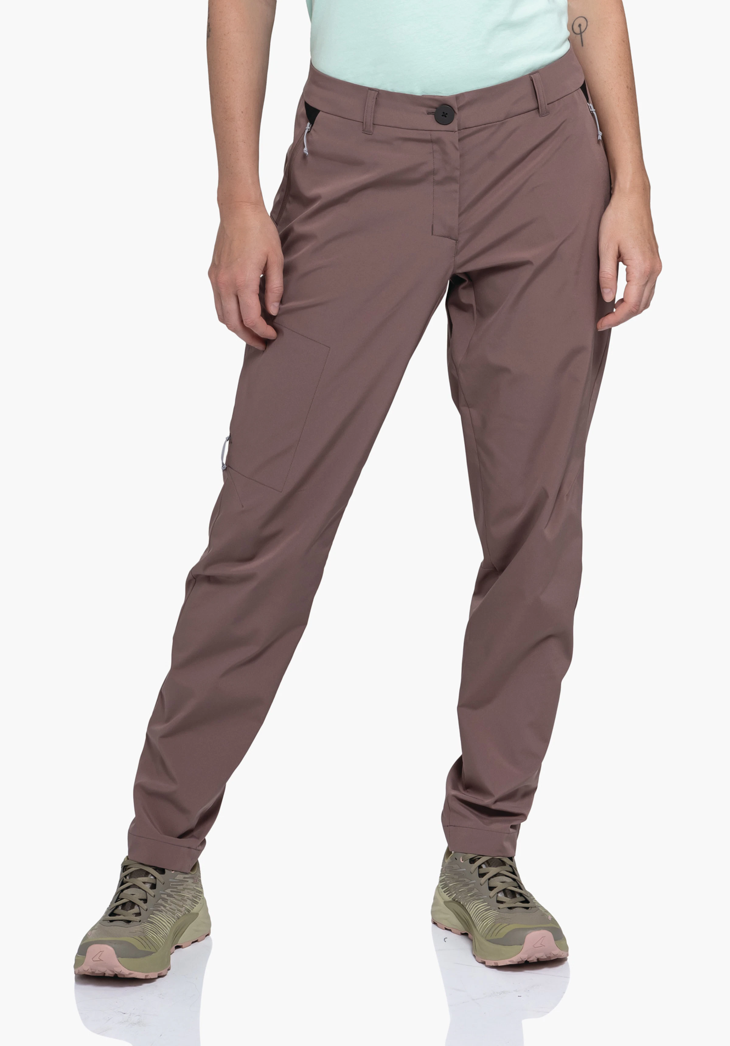 CIRC Pants Style Smue WMS en marron, porté par un mannequin se tenant de face. La vue portée est présentée sur un fond neutre.