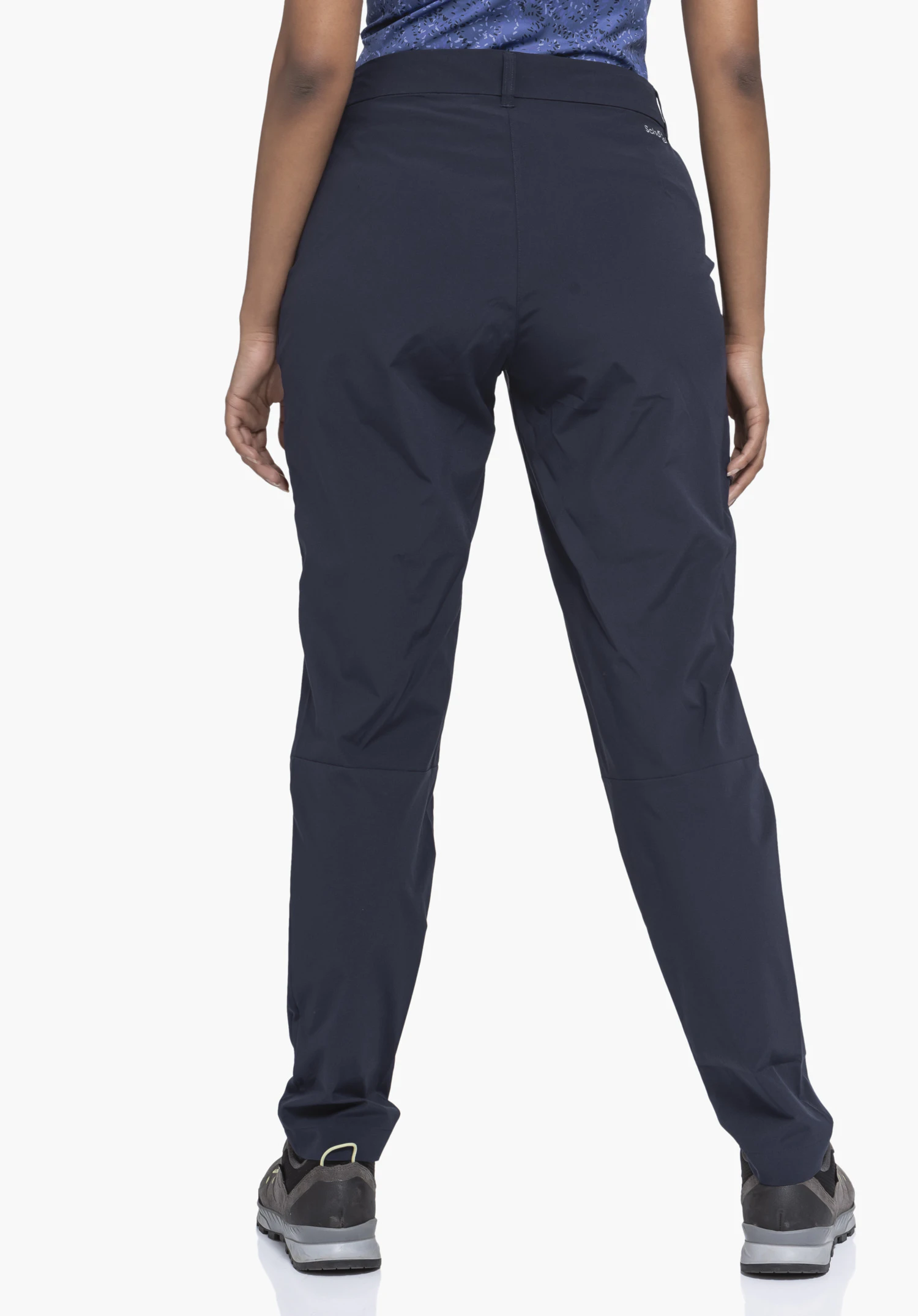 CIRC Pants Style Smue WMS en bleu, présentée de dos portée par un mannequin. Le mannequin se tient debout, les jambes légèrement écartées, devant un fond neutre. Le logo Schöffel est visible à l'arrière, en haut à droite sous la ceinture.
