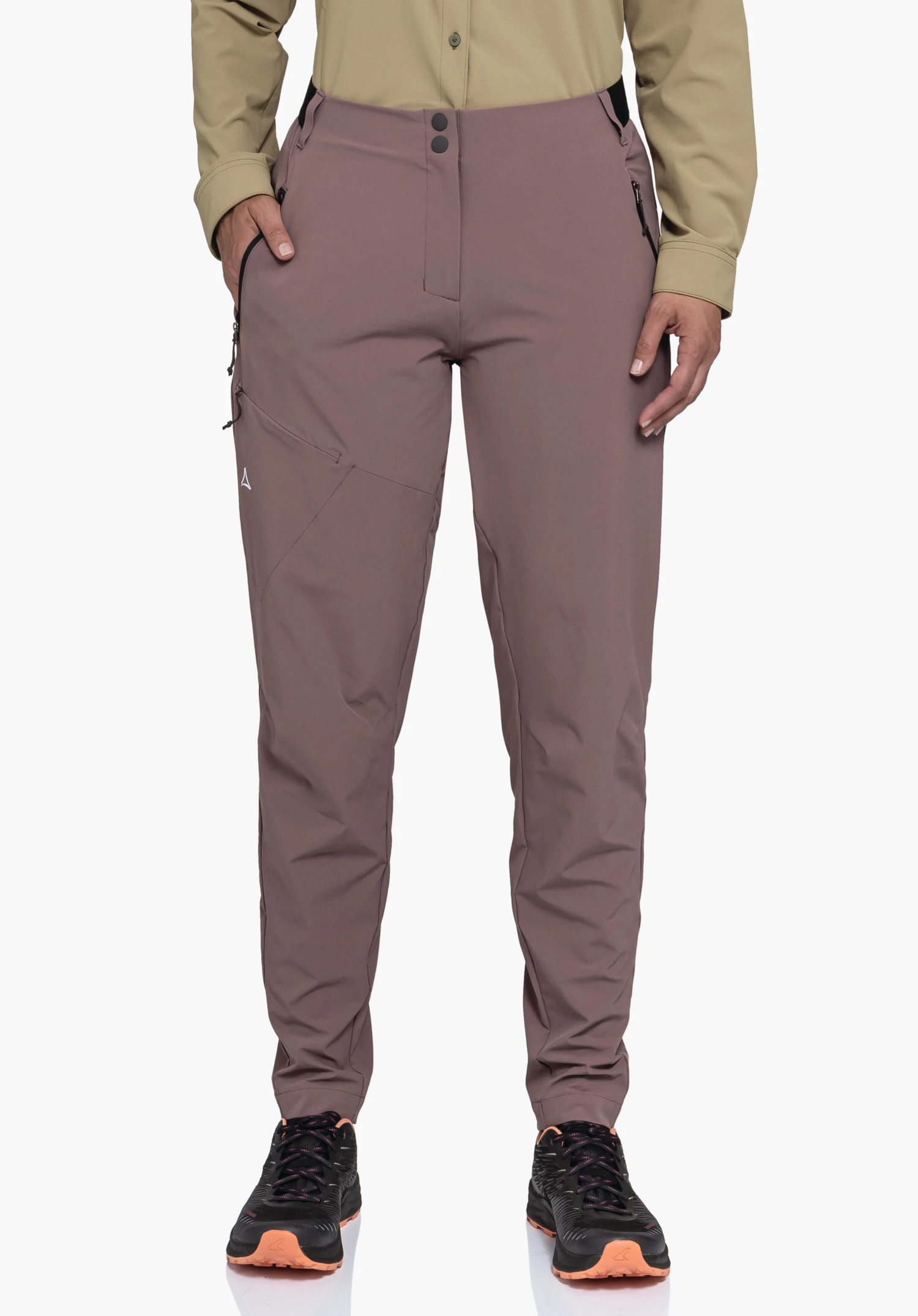 Pants Style Blaustein WMS in Braun. Ein Model steht frontal und trägt die Hose, wobei die rechte Hand in der Tasche ruht. Das weiße Schöffel-Logo ist auf dem rechten Oberschenkel sichtbar, präsentiert vor einem neutralen Hintergrund.