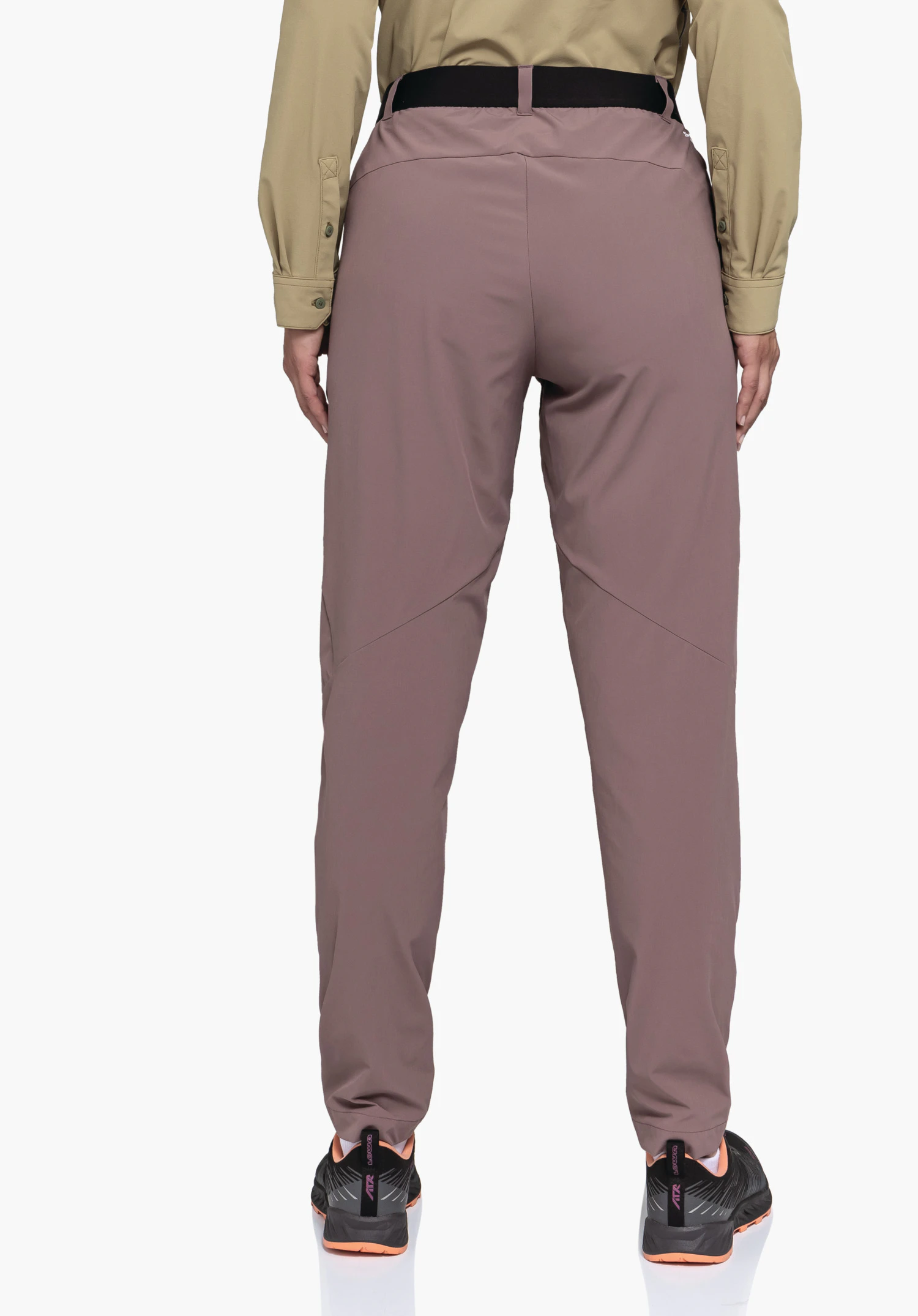 Pants Style Blaustein WMS in Braun getragen von einem Model in der Rückenansicht vor einem neutralen Hintergrund.