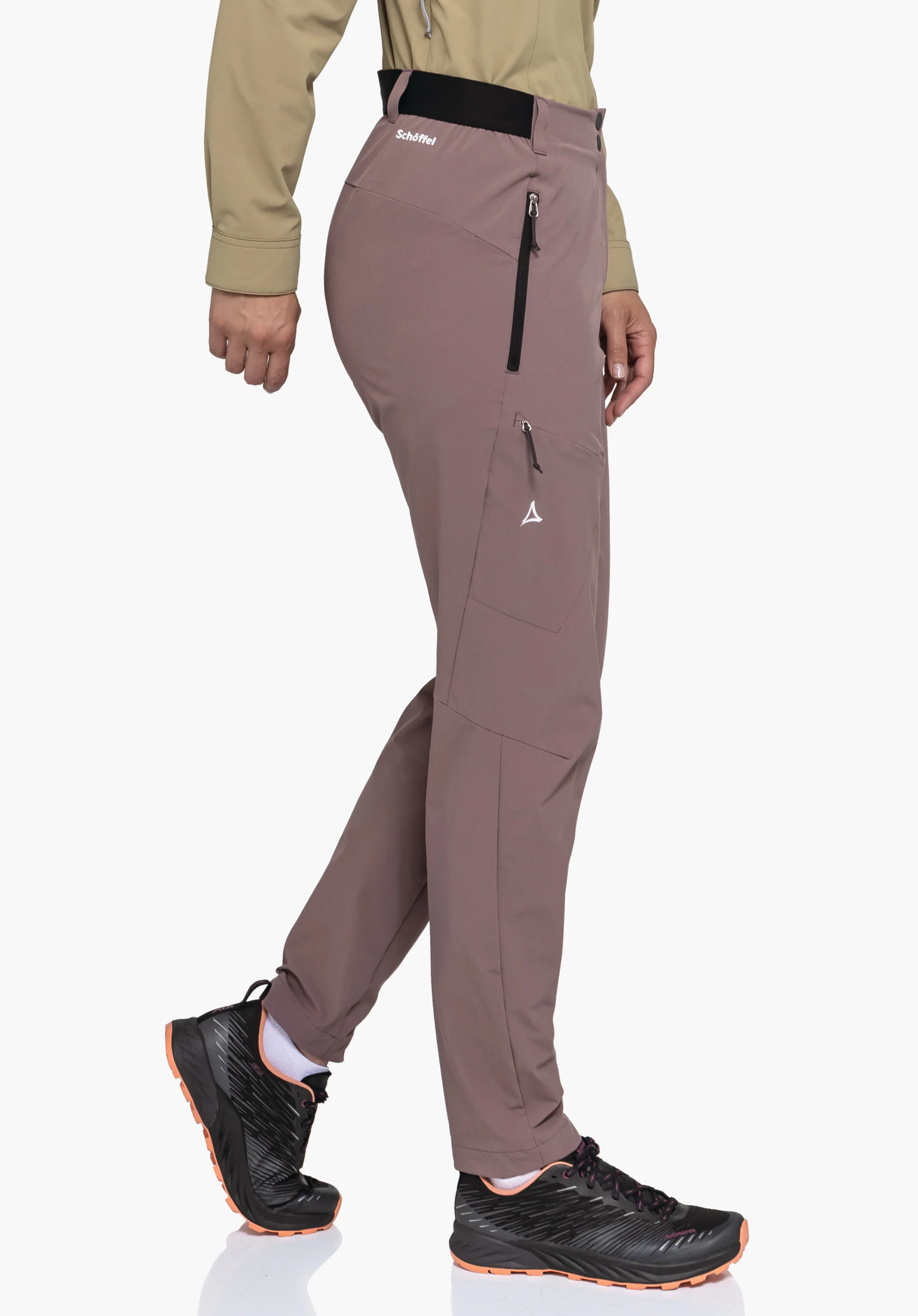Pants Style Blaustein WMS in der Farbe Braun, getragen von einem Model, das seitlich in einer Schrittpose steht. Man erkennt einen schwarzen Reißverschluss an der Seitentasche sowie das weiße Schöffel-Logo auf dem Oberschenkel und unter dem Bund. Das Ganze wird vor einem neutralen Hintergrund präsentiert.