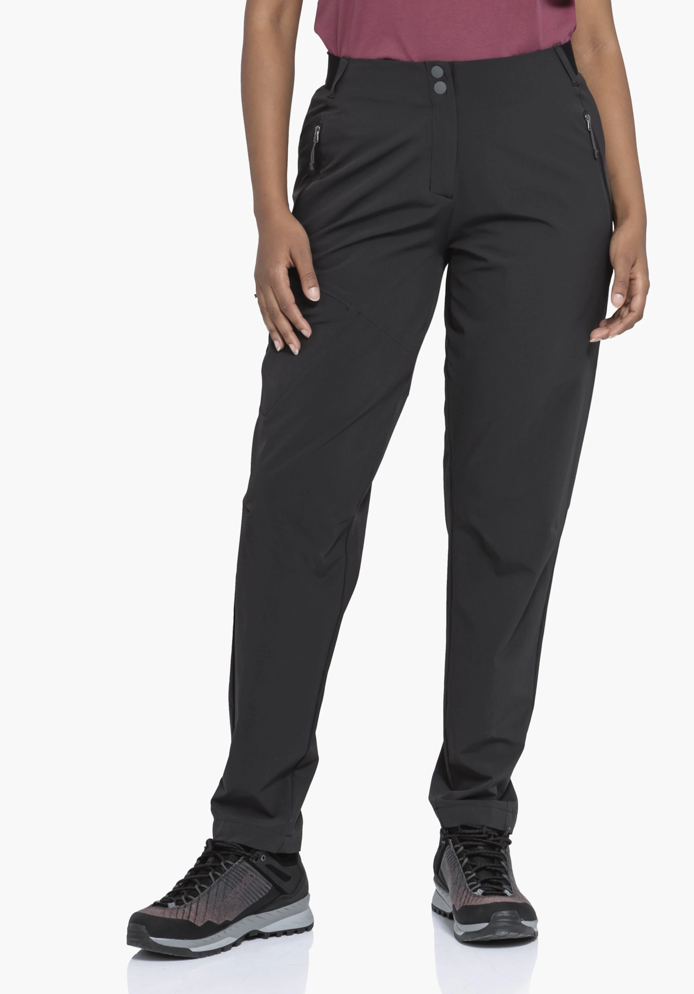 Pants Style Blaustein WMS in Schwarz, getragen von einem Model. Das Model steht in Frontalansicht und zeigt die Hose mit Reißverschlusstaschen sowie doppeltem Knopfverschluss am Bund vor einem neutralen Hintergrund.