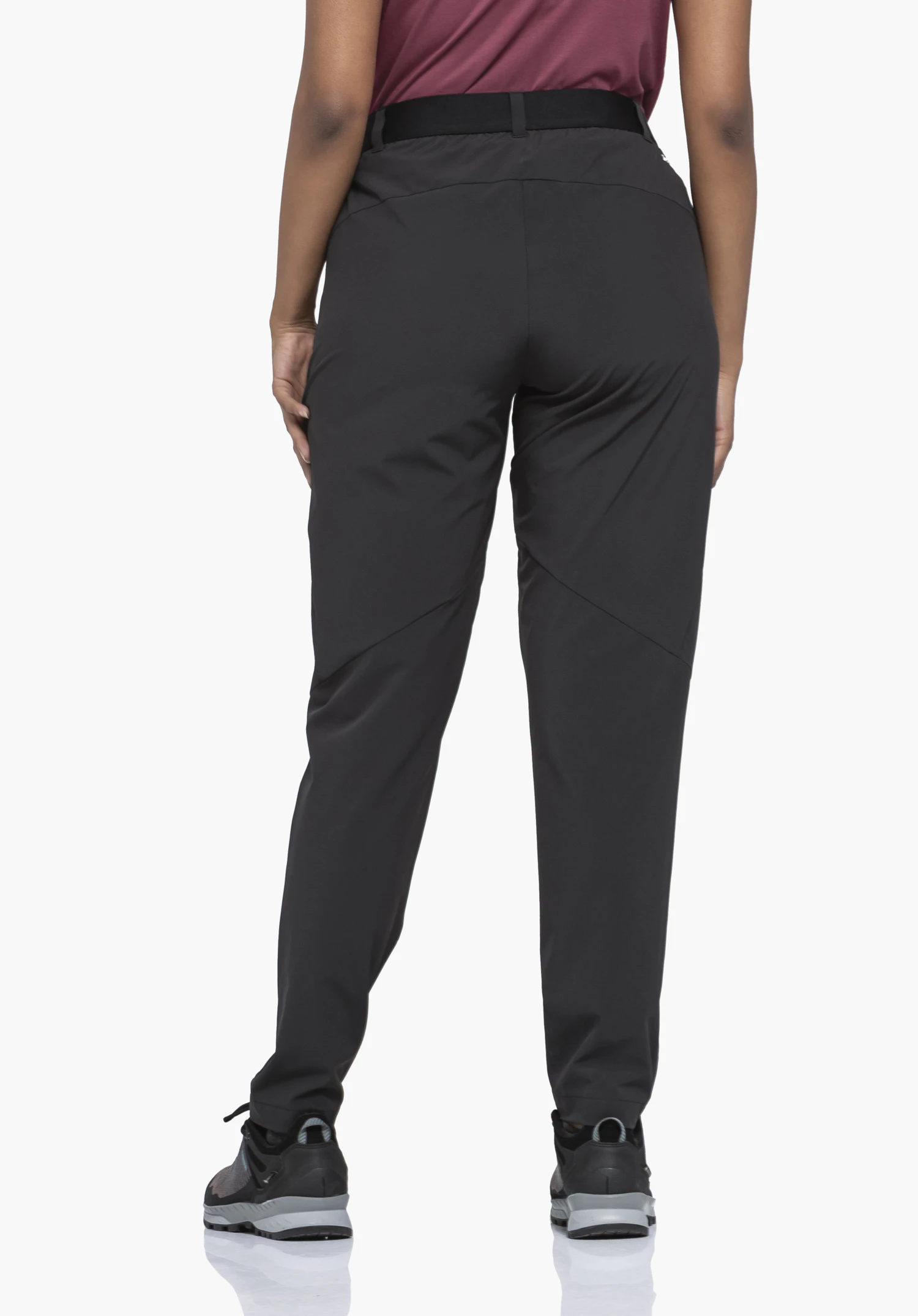 Pants Style Blaustein WMS in Schwarz. Das Model trägt die Hose in der Rückenansicht und steht vor einem neutralen Hintergrund.