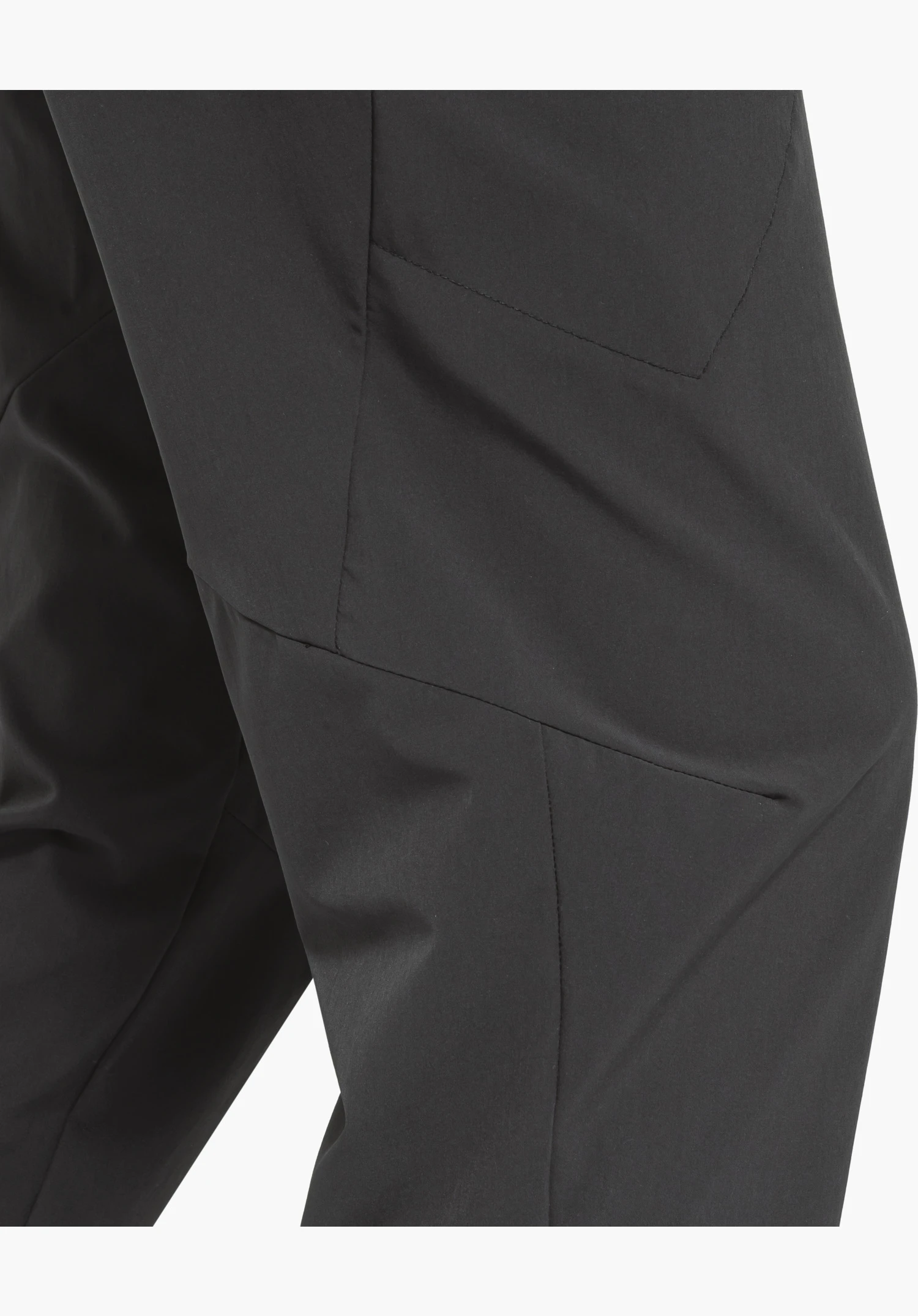 Pants Style Blaustein WMS präsentiert die glatte, schwarze Stoffstruktur mit markanten, geometrischen Design-Linien im Oberschenkelbereich. Nahaufnahme vor weißem Hintergrund.