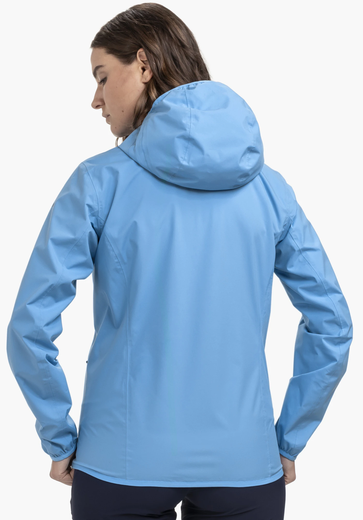 Jacket Style Migandi WMS getragen von einem Model in der Rückenansicht. Die blaue Jacke mit Kapuze zeigt einen klaren Schnitt, während das Model vor einem neutralen Hintergrund steht.
