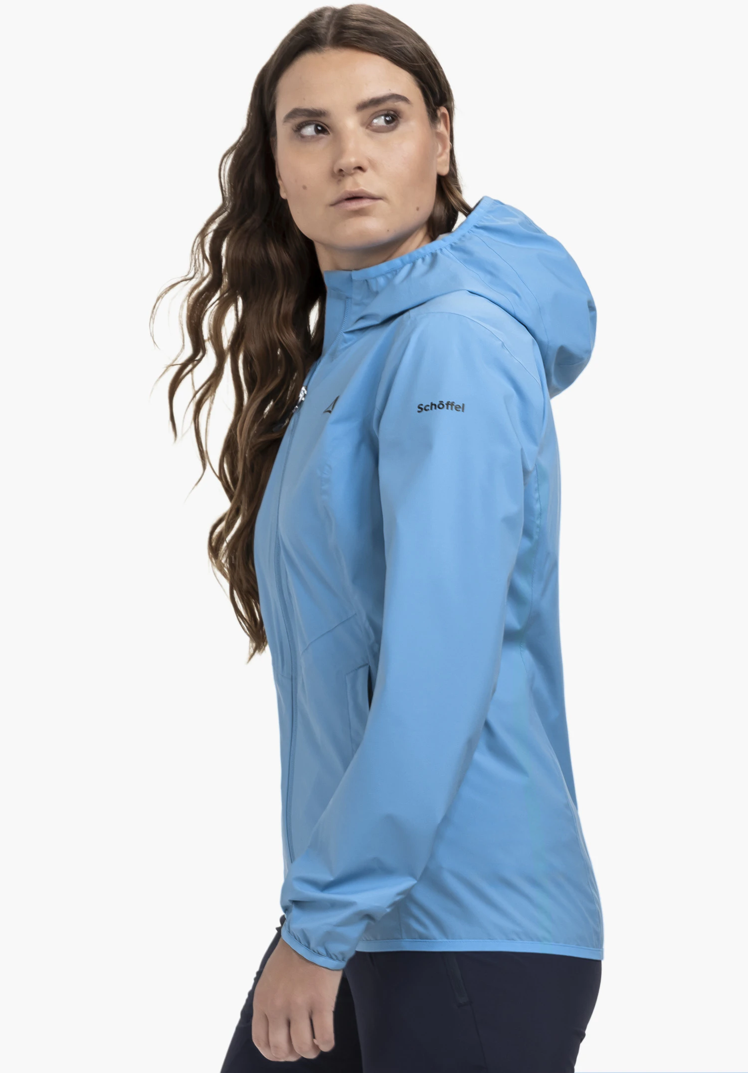 Jacket Style Migandi WMS in der Farbe Blau, getragen von einem Model, das seitlich steht und das Schöffel-Logo am Ärmel präsentiert, vor einem neutralen Hintergrund.