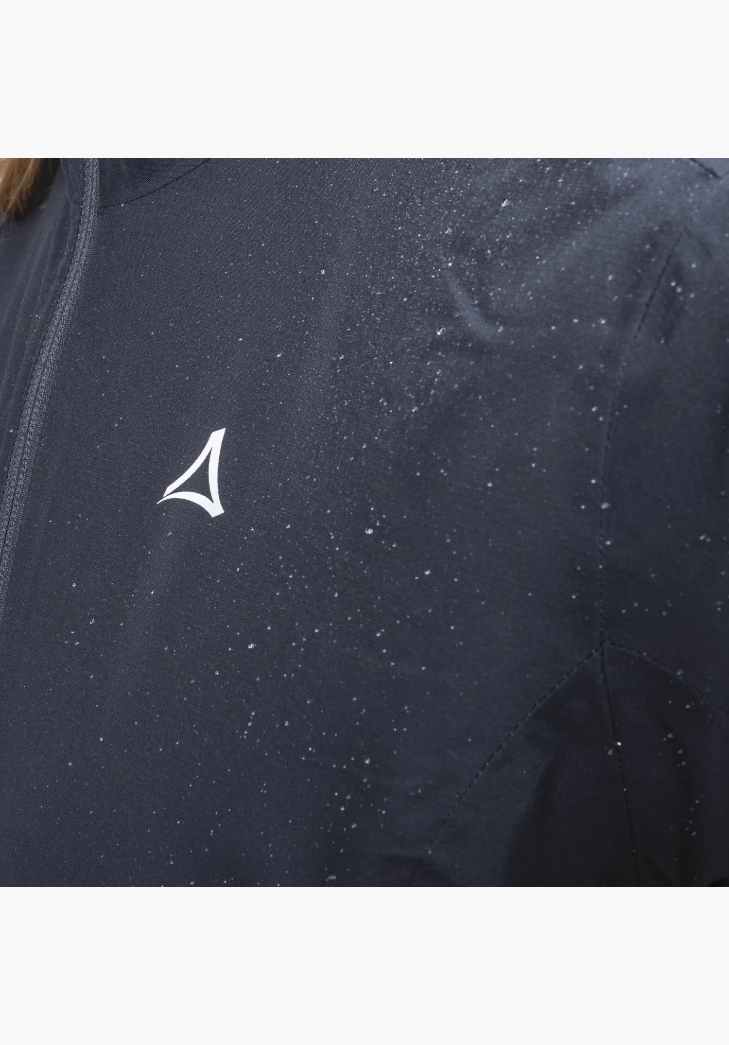 Jacket Style Migandi WMS, vue détaillée du tissu bleu déperlant avec de fines gouttes d'eau, de la fermeture zippée avant et du Schöffel-Logo blanc sur la poitrine, gros plan sur fond blanc/neutre.