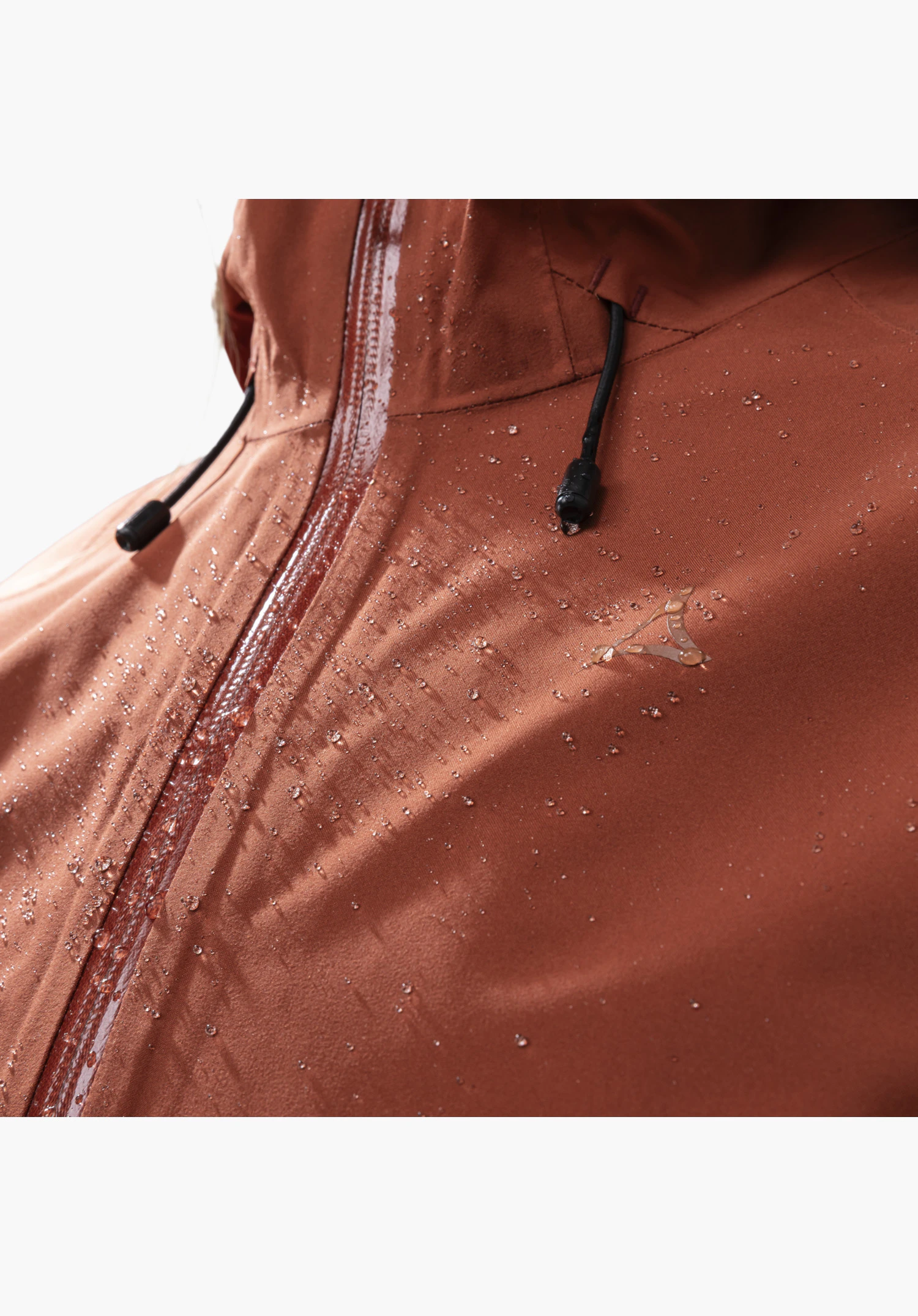 Jacket Style Mauku WMS showing a detailed view of the water-resistant front zip, the black drawcords, and the red fabric with beading water droplets, as well as the subtle Schöffel-Logo. Close-up in front of a white/neutral background.