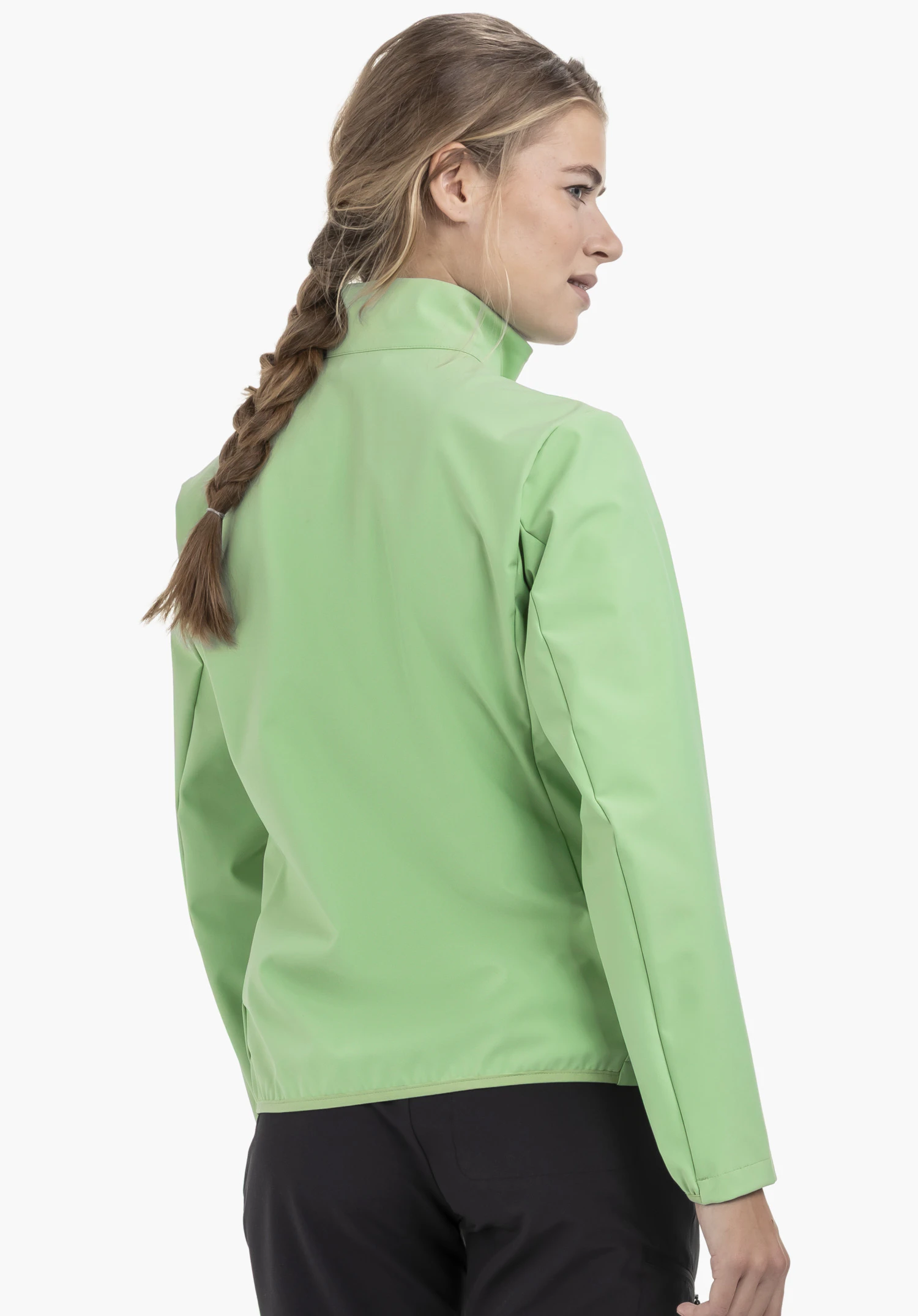 Softshell Jk Style Mirusha WMS in Grün in der Rückenansicht an einem Model vor neutralem Hintergrund.