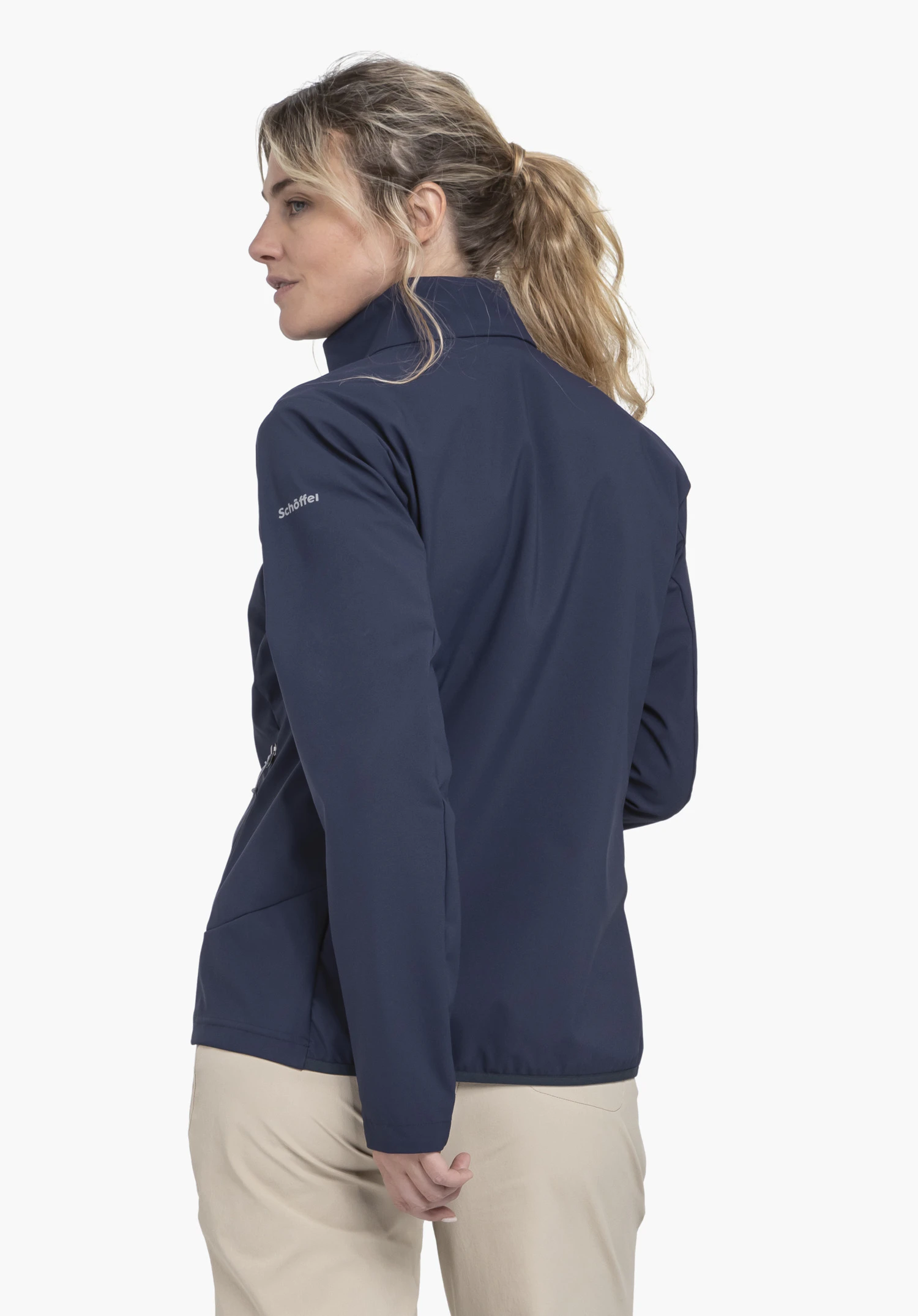 Softshell Jk Style Mirusha WMS in blauw, achteraanzicht licht zijwaarts gedraaid op een model tegen een neutrale achtergrond, Schöffel-logo zichtbaar op de mouw.