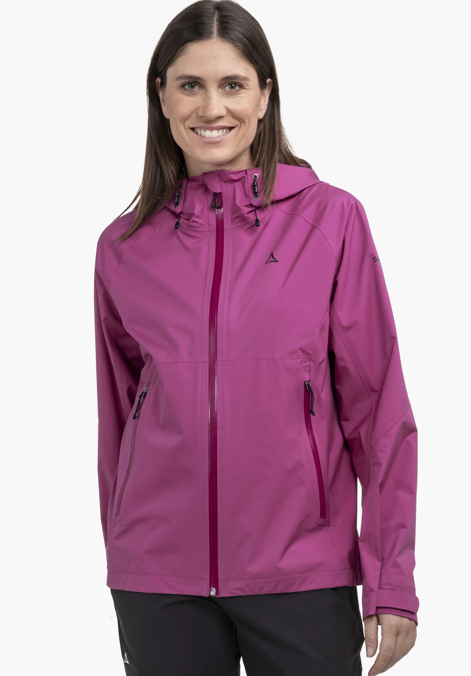 2.5L 3D Jacket Vistdal L de couleur rose portée par un modèle. La femme se tient de face et sourit à la caméra. Le logo Schöffel est visible sur la poitrine. La veste est présentée sur un fond neutre.