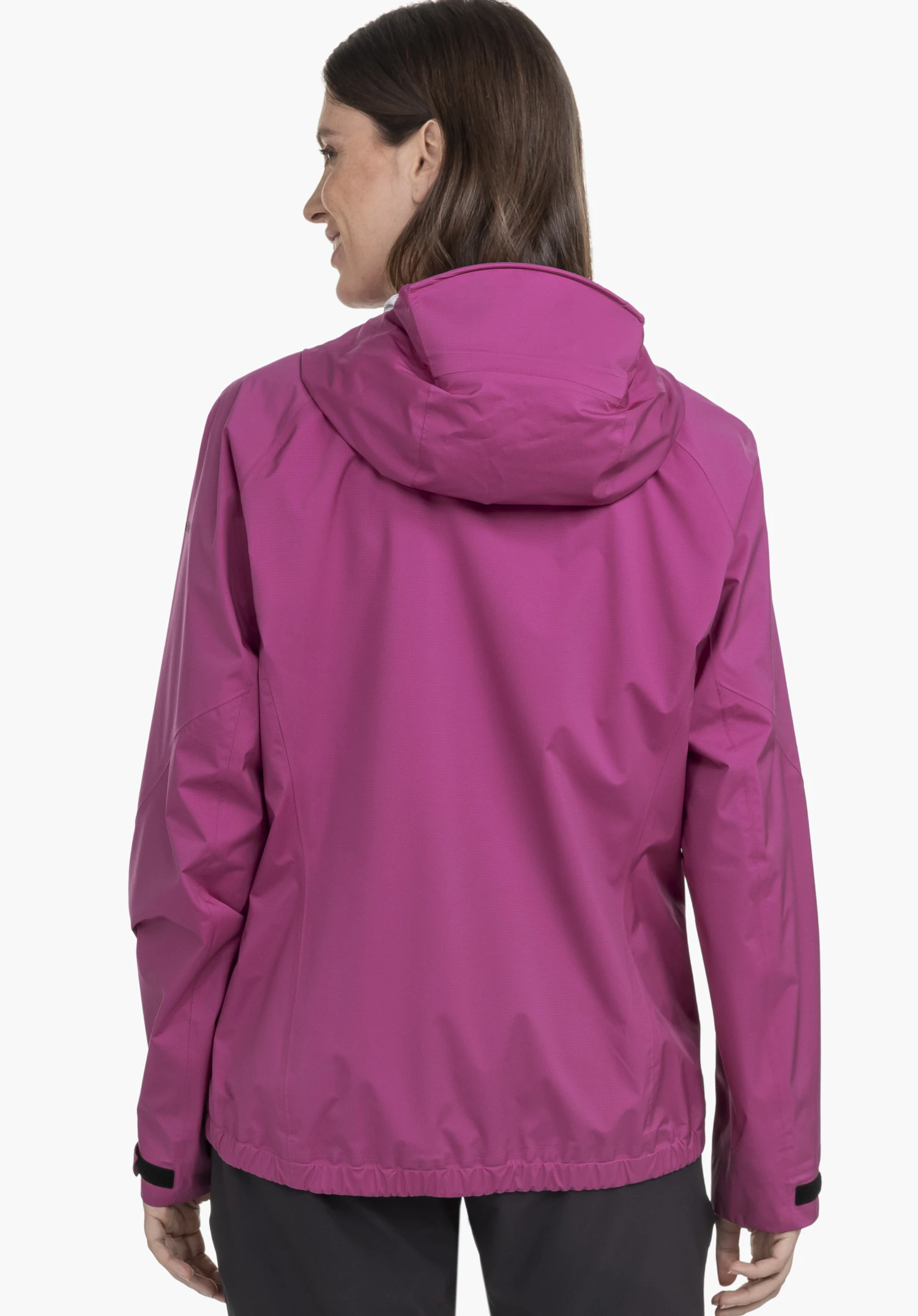 2.5L 3D Jacket Vistdal L in der Rückenansicht an einem Model in Pink vor neutralem Hintergrund, mit sichtbarem Schöffel-Logo auf dem Ärmel.